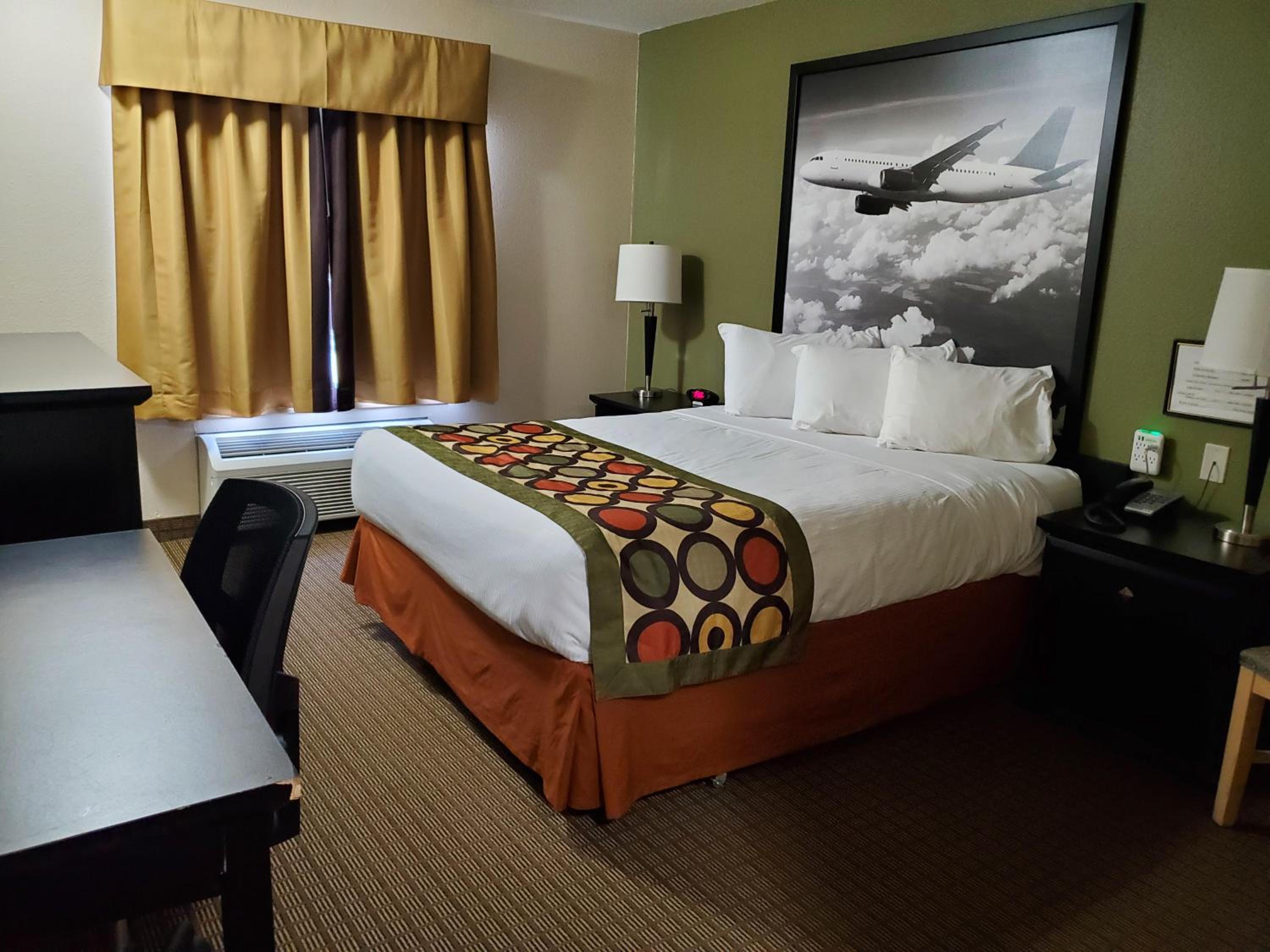 Queen Room with Tub with Grab Bars - Mobility/Hearing Accessible/Pet-Friendly/Non-Smoking - Photo 2