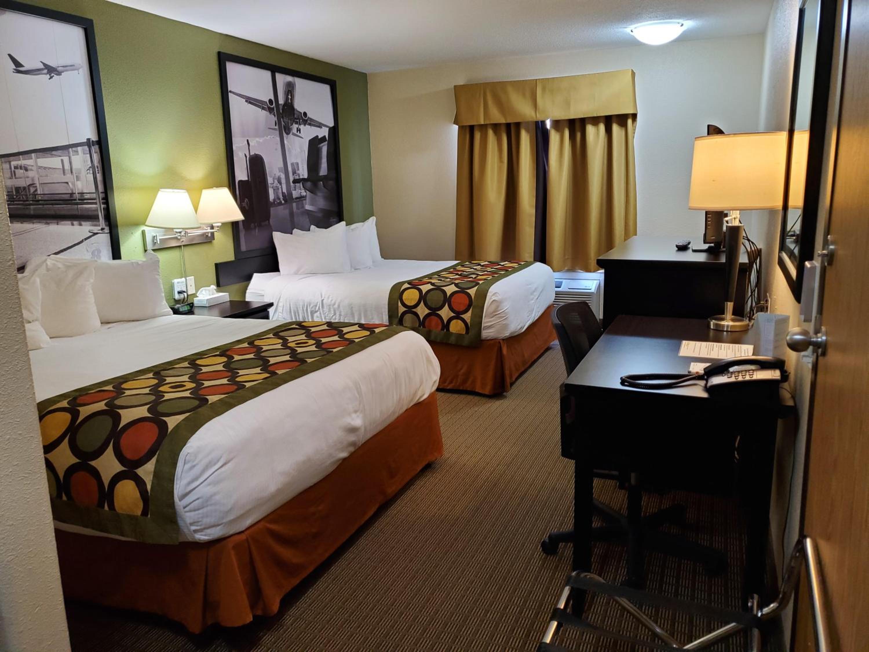 Queen Room with Two Queen Beds - Non-Smoking - Photo 2