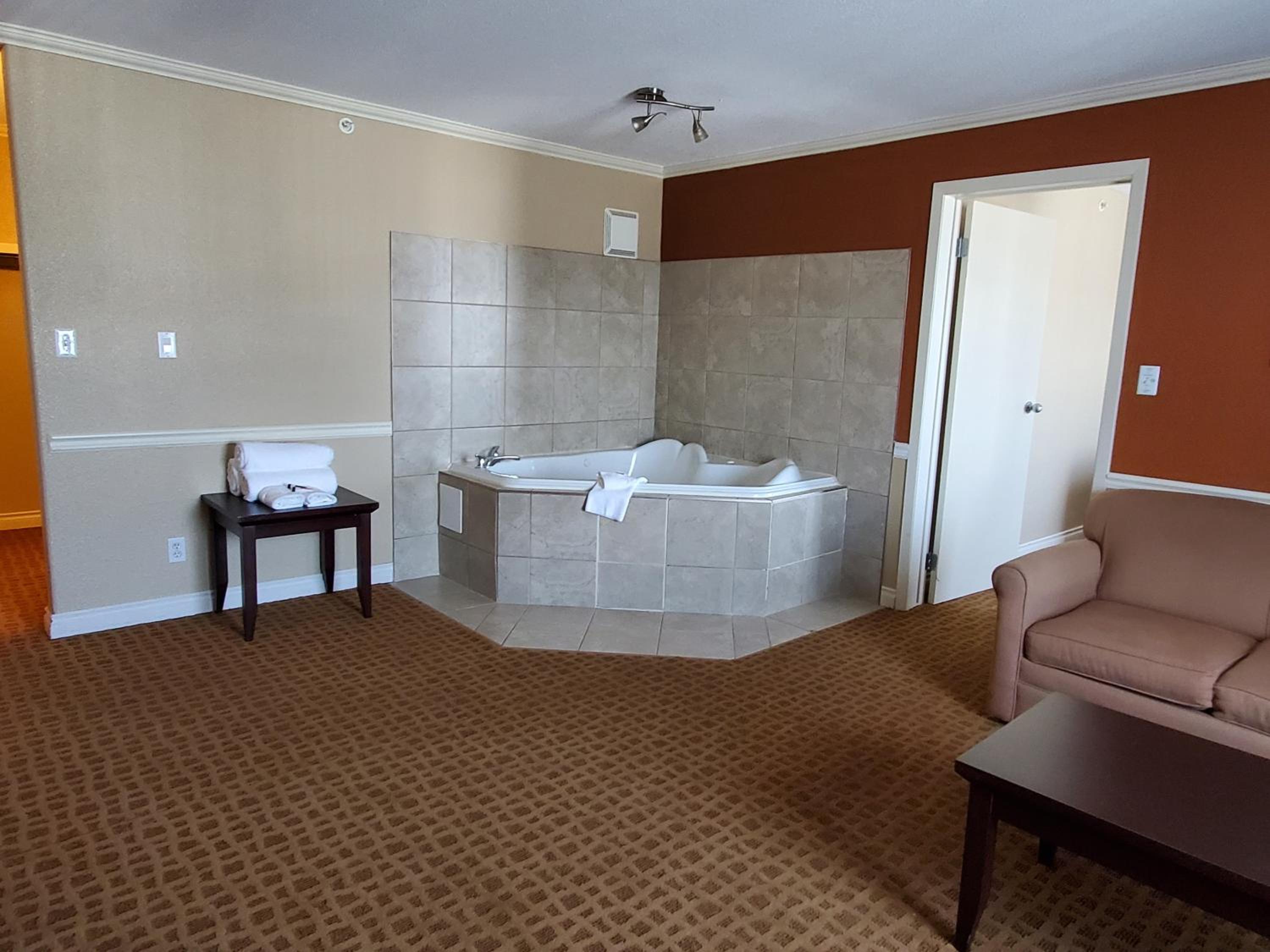 King Suite with Spa Bath- Non-Smoking - Photo 4