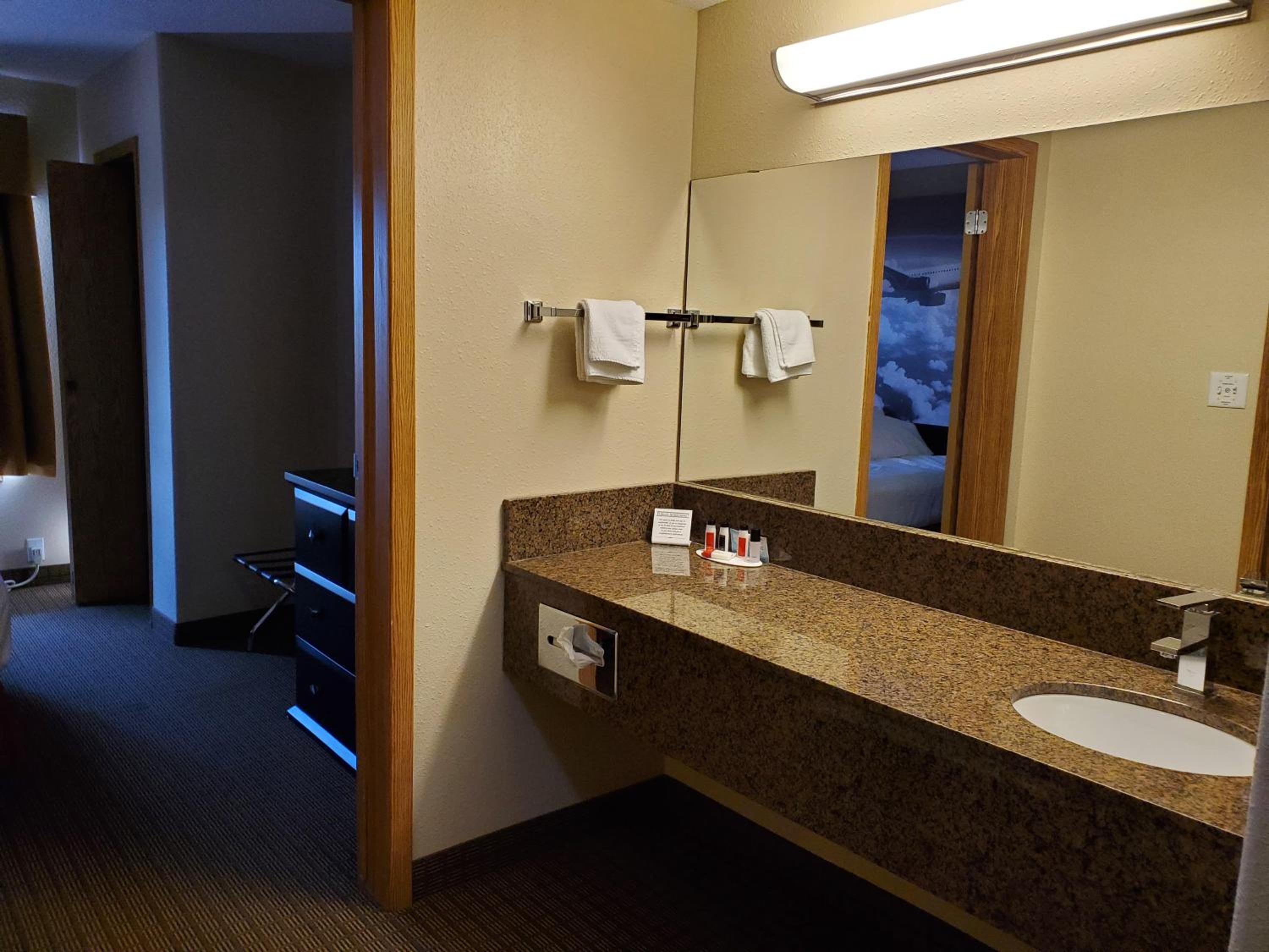 Queen Suite - Non-Smoking - Photo 5