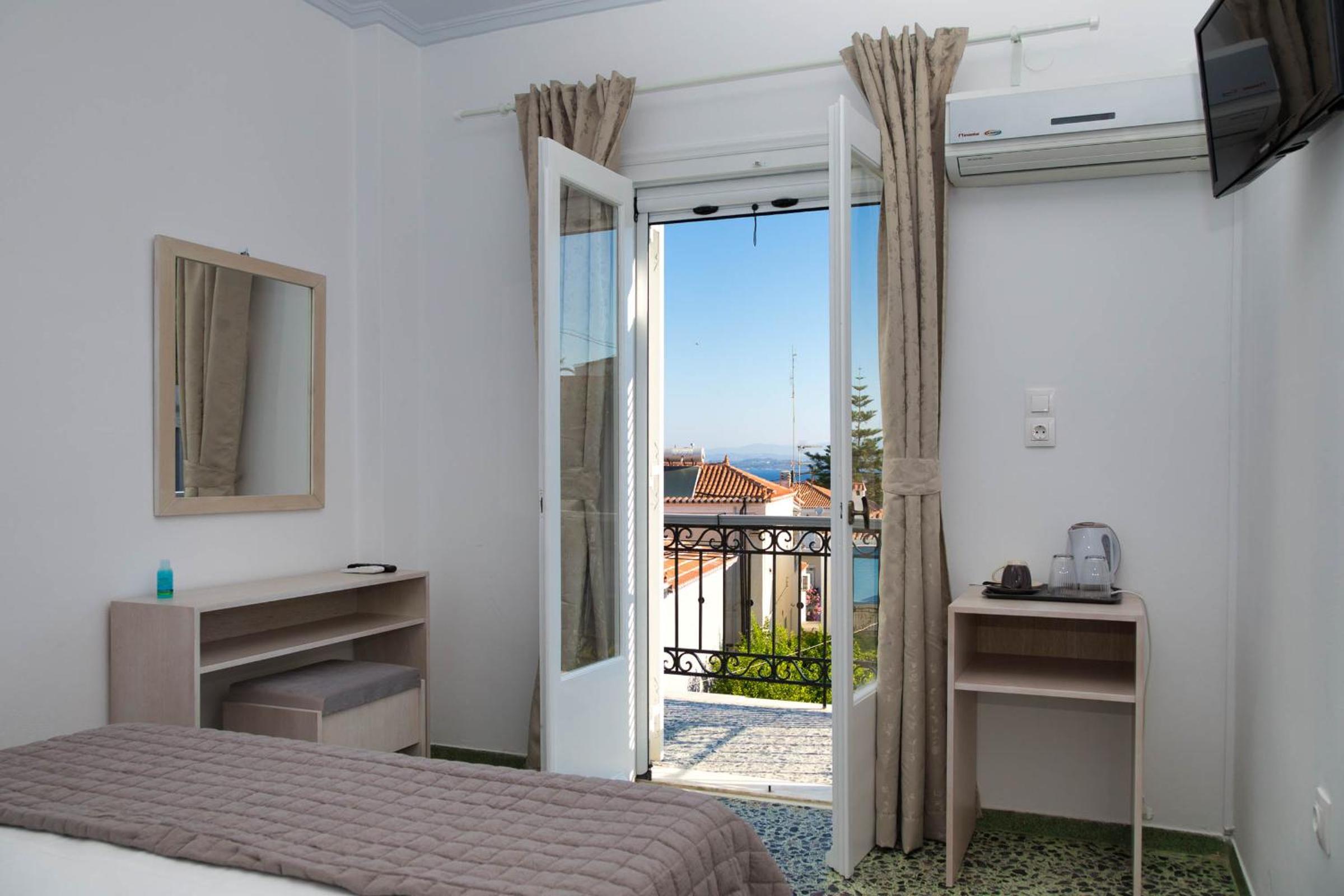 Double Room with Balcony and Sea View - Photo 1