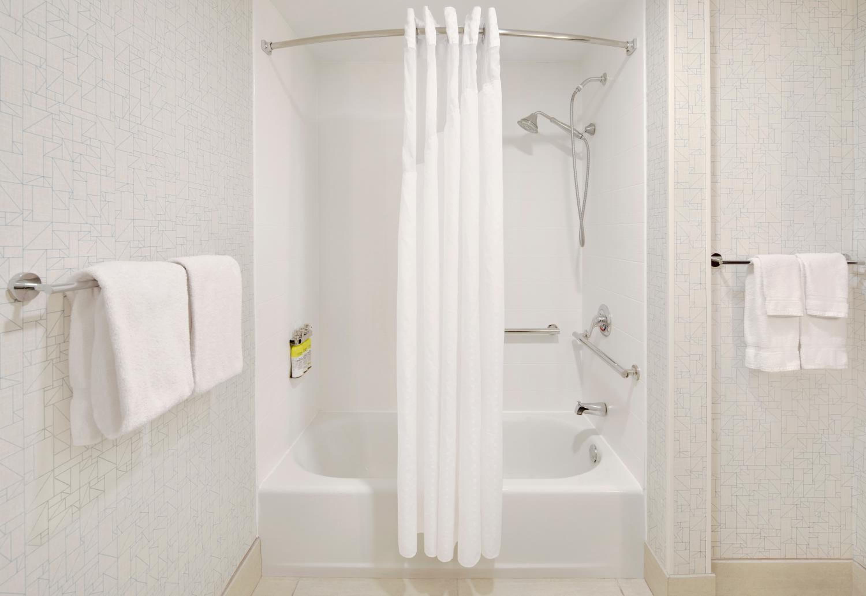 Suite with Mobility Accessible Tub - Non-Smoking - Photo 2