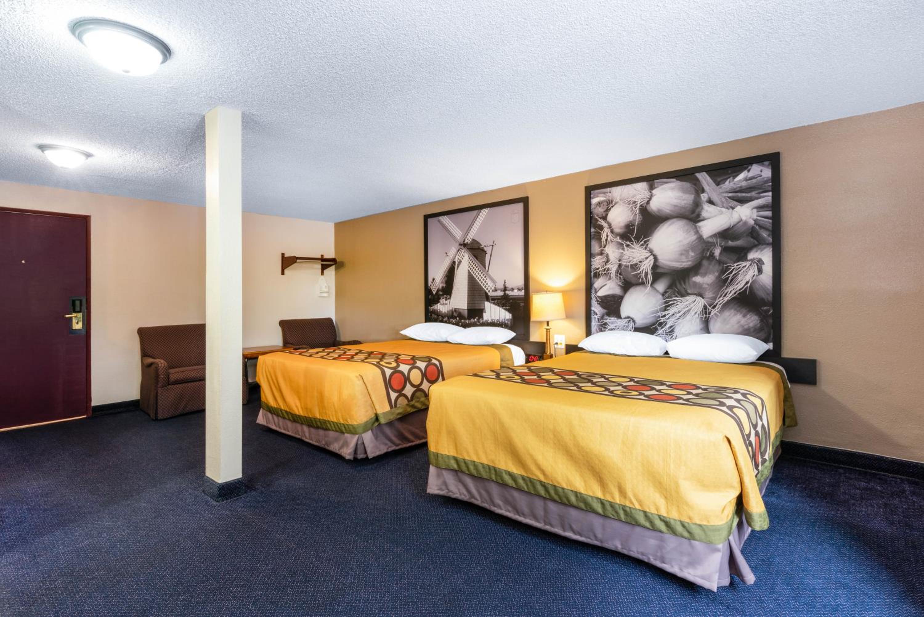 Queen Room with Two Queen Beds - Non-Smoking - Photo 1