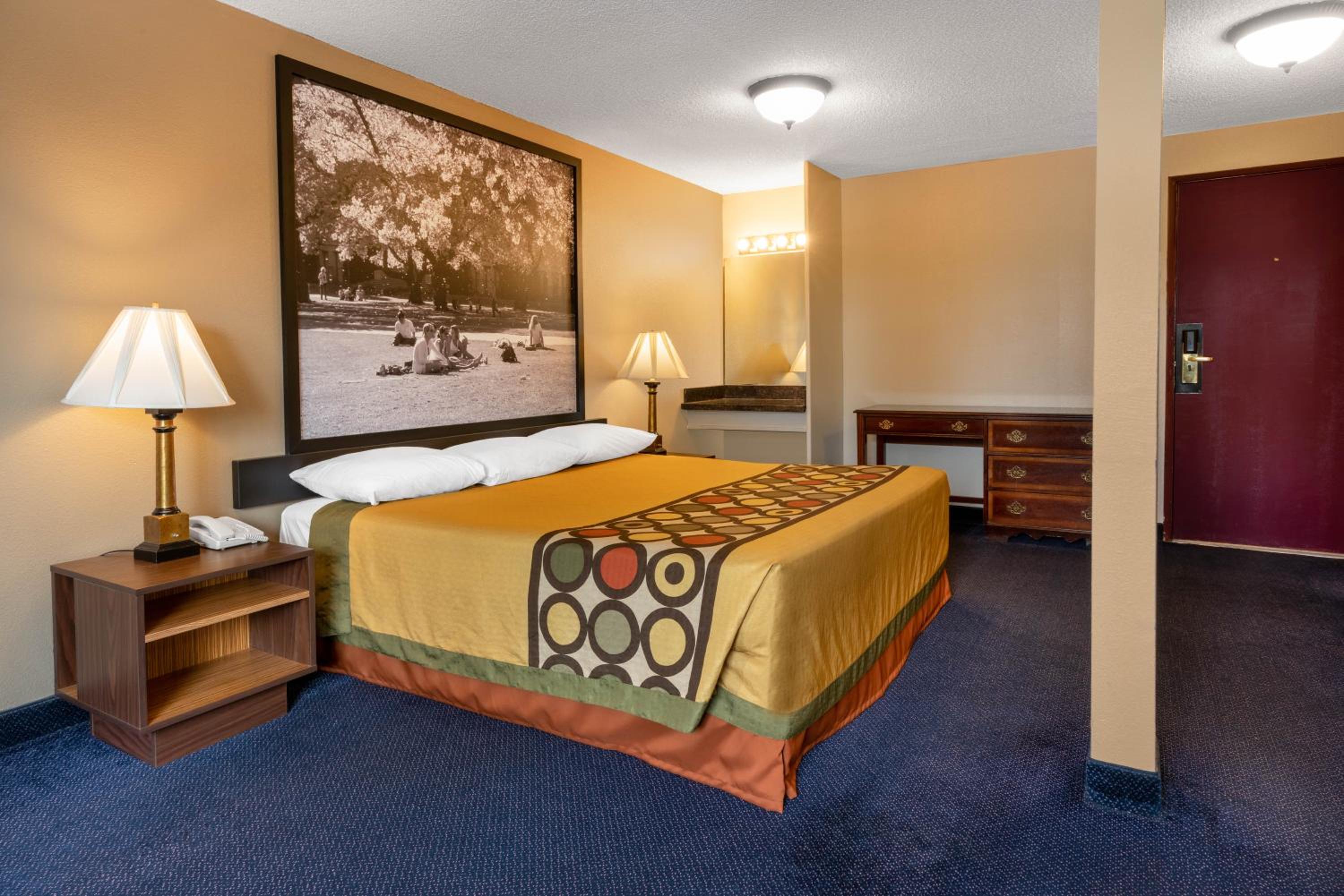 King Room - Non-Smoking - Photo 1
