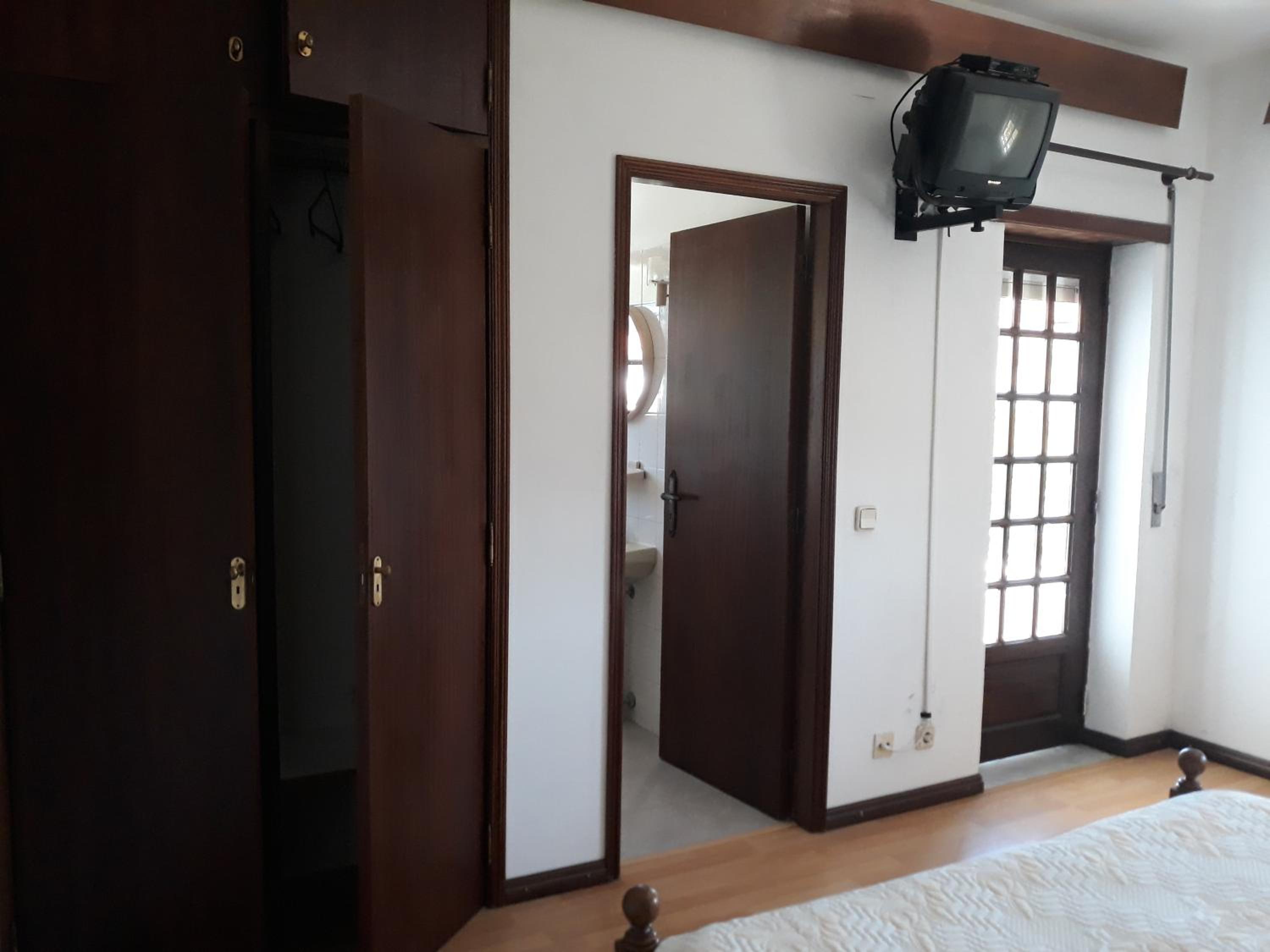 Large Double Room - Photo 5