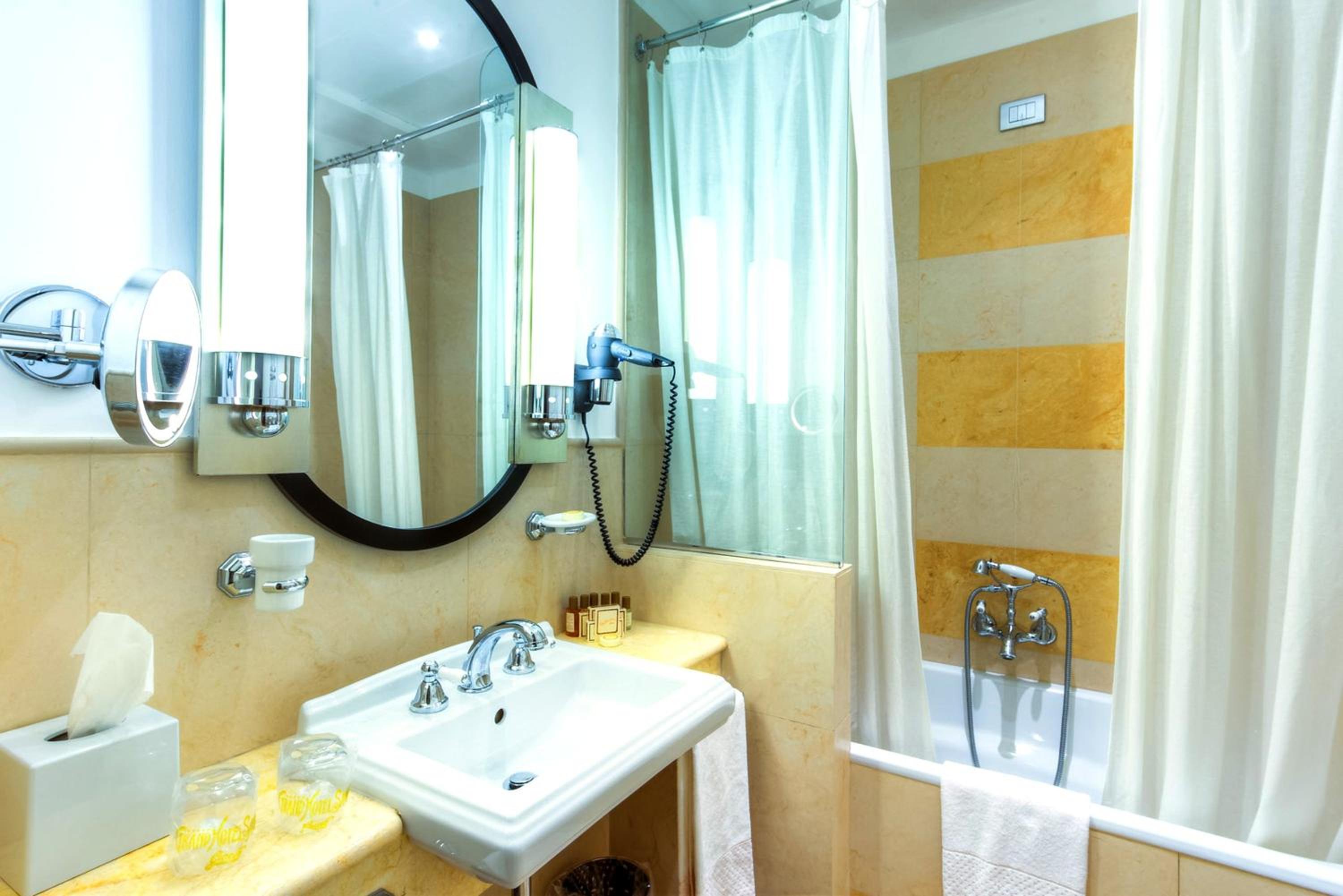 Triple Room thumbnail 5