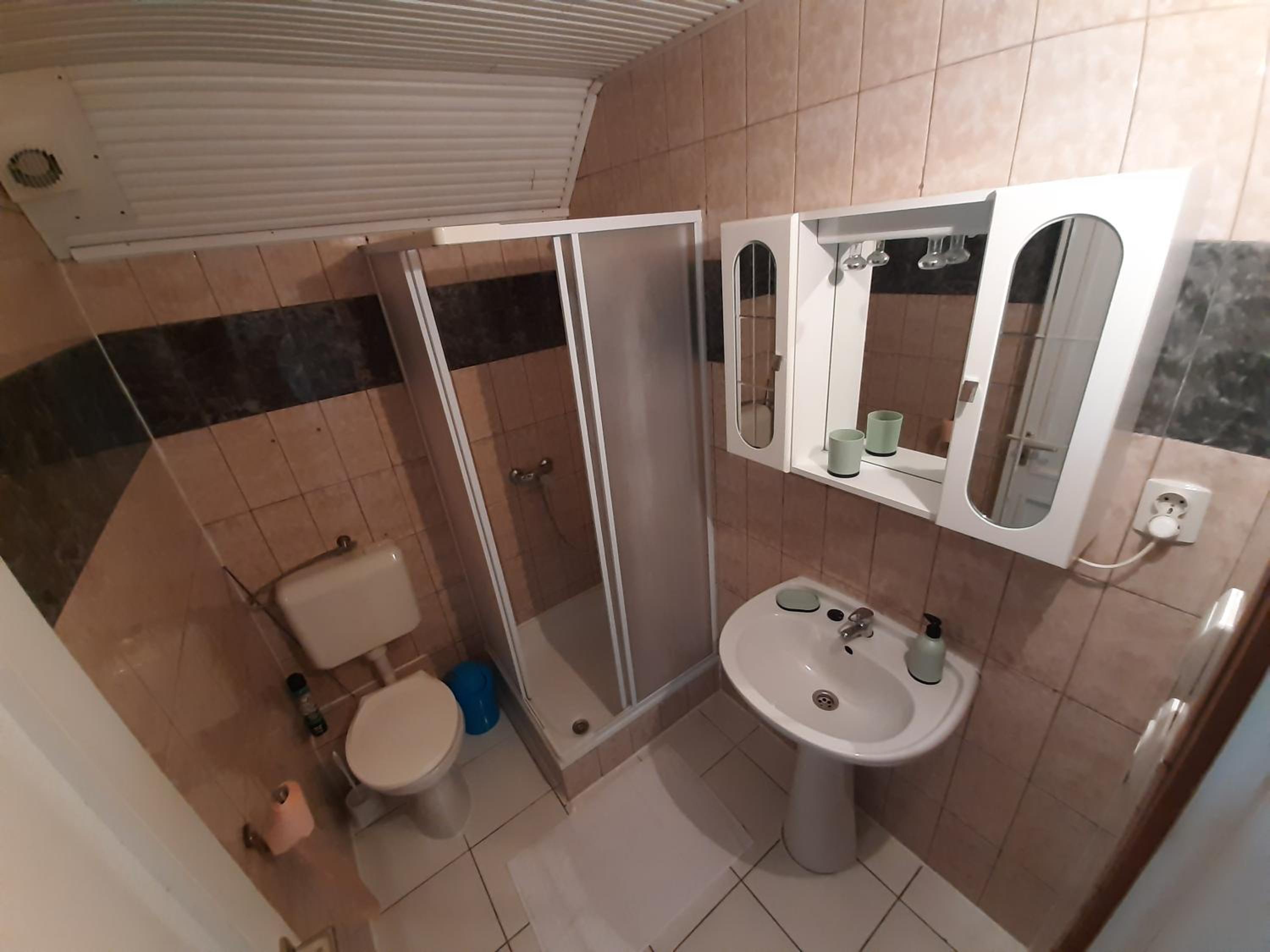 Quadruple Room with Private Bathroom - Photo 10