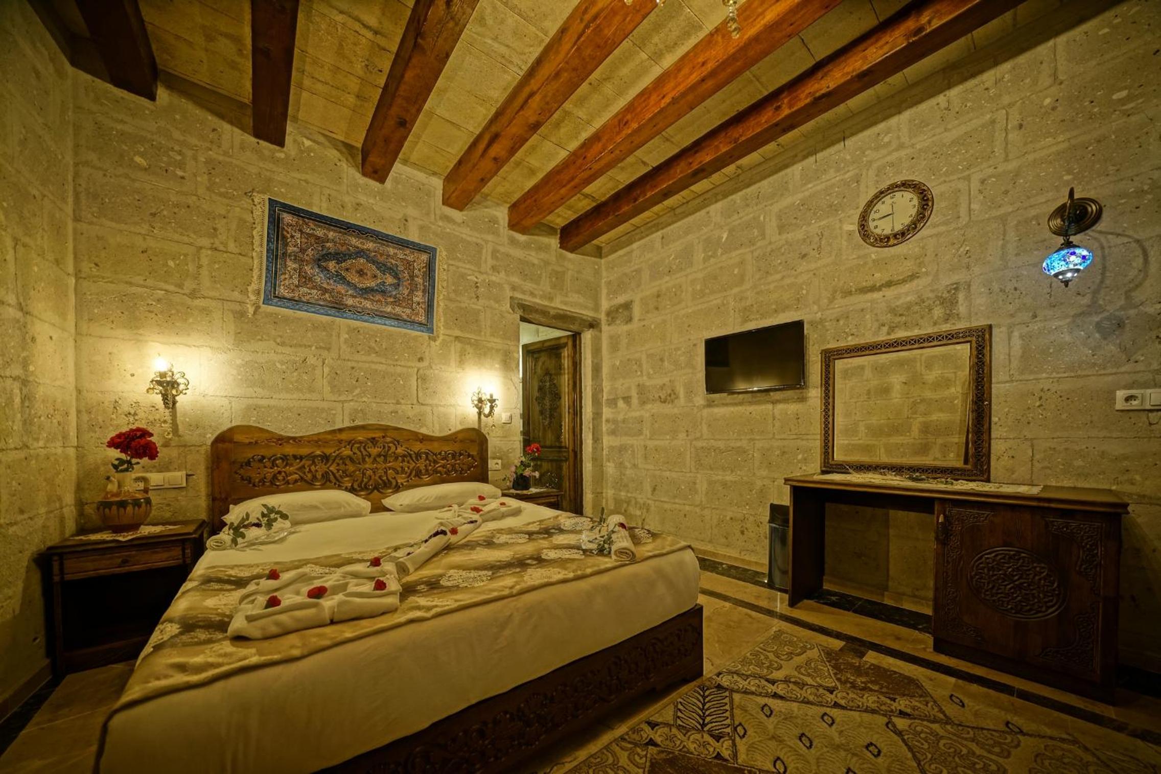 Deluxe Double Room (2 Adults + 1 Child)