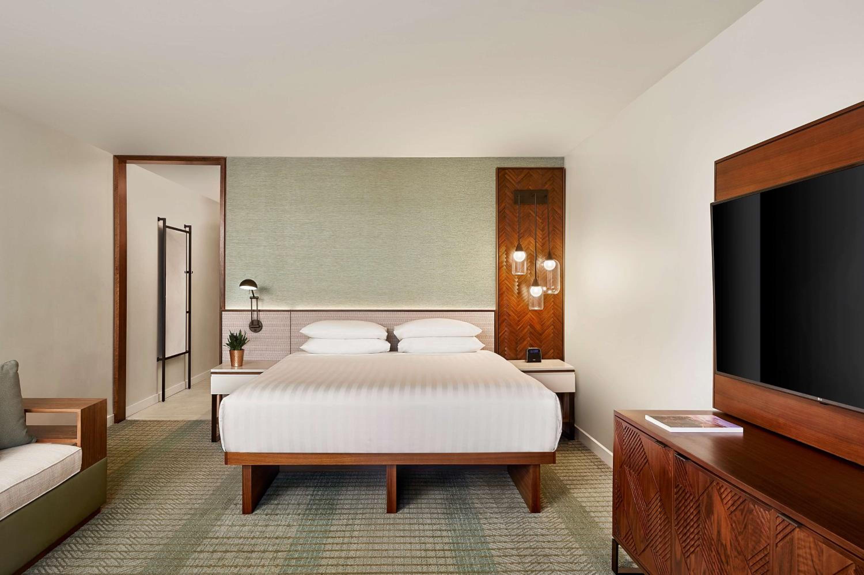 King Room with Partial Ocean View - Club Access
