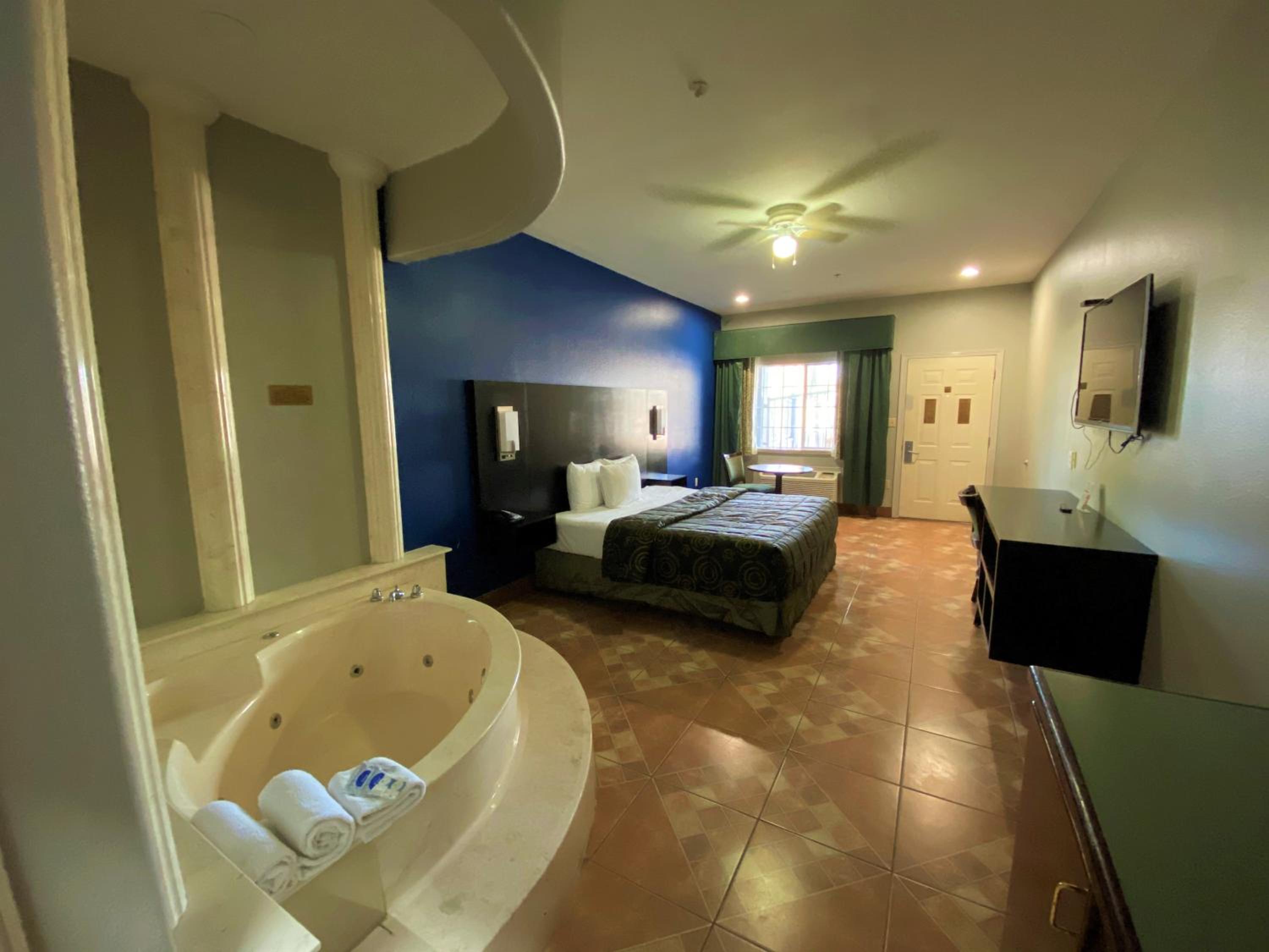 King Suite with Spa Bath - Non-Smoking photo 1