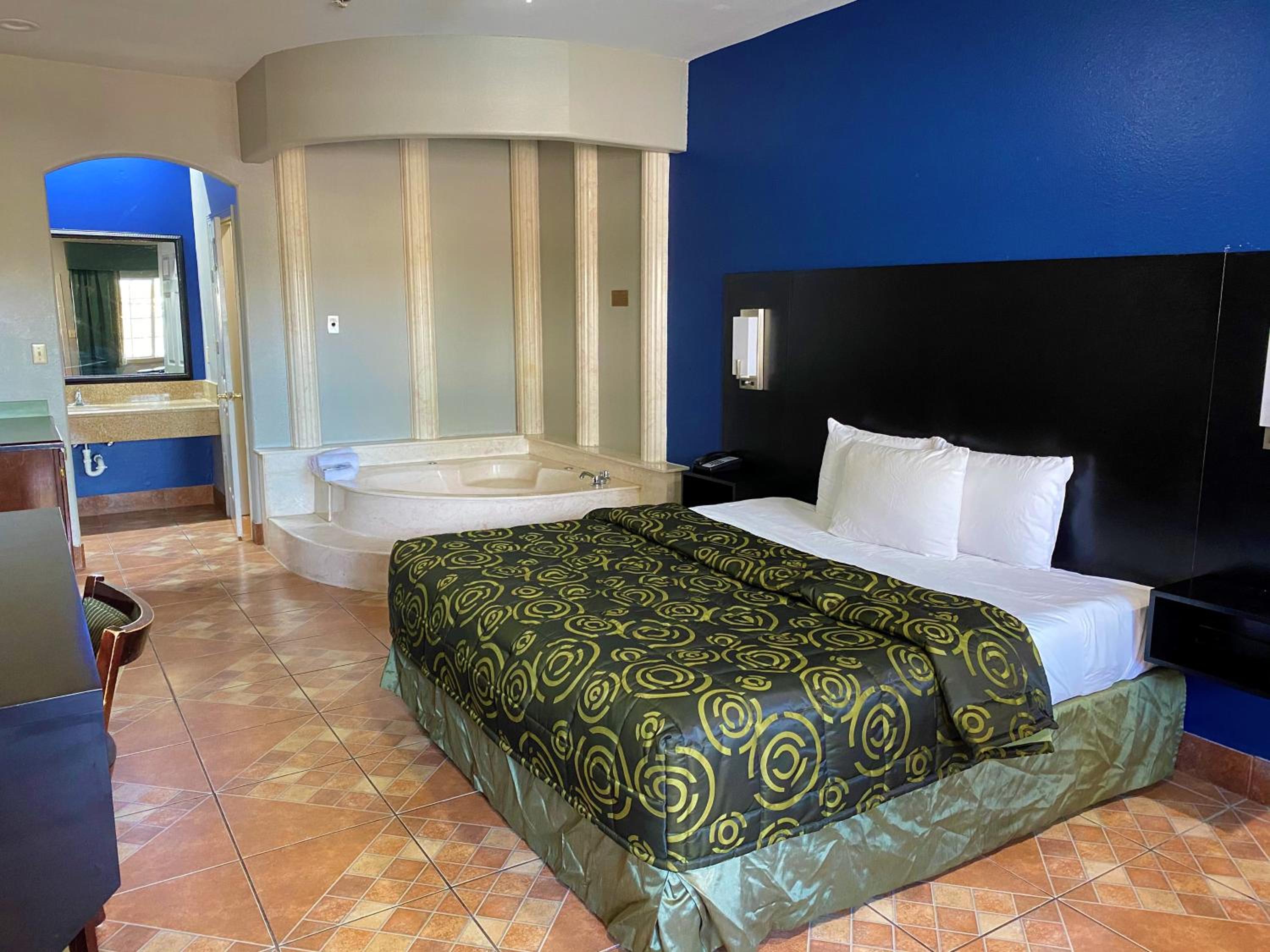 King Suite with Spa Bath - Non-Smoking photo 3
