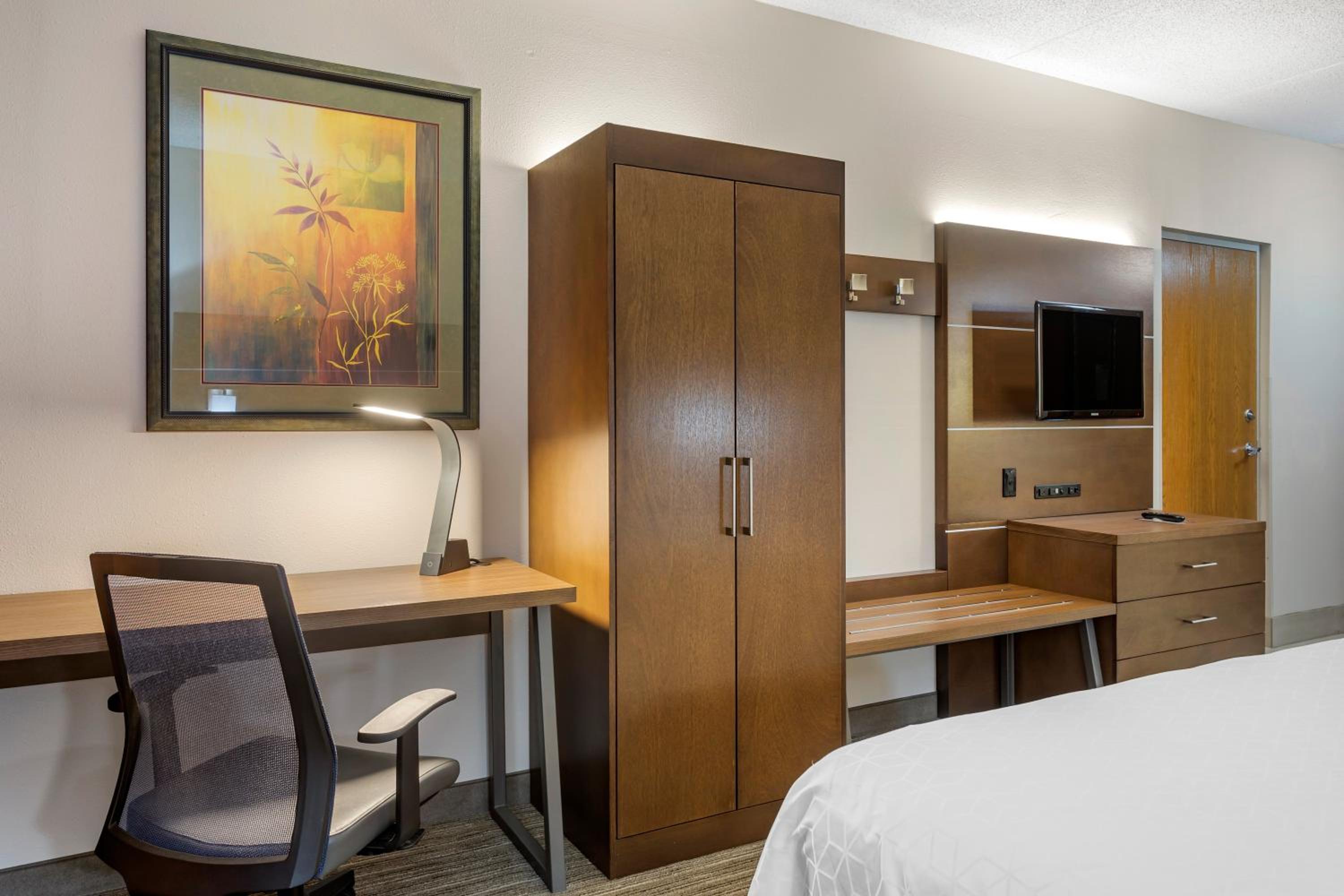 Standard King Room with Roll-In Shower - Communications Access - Photo 1