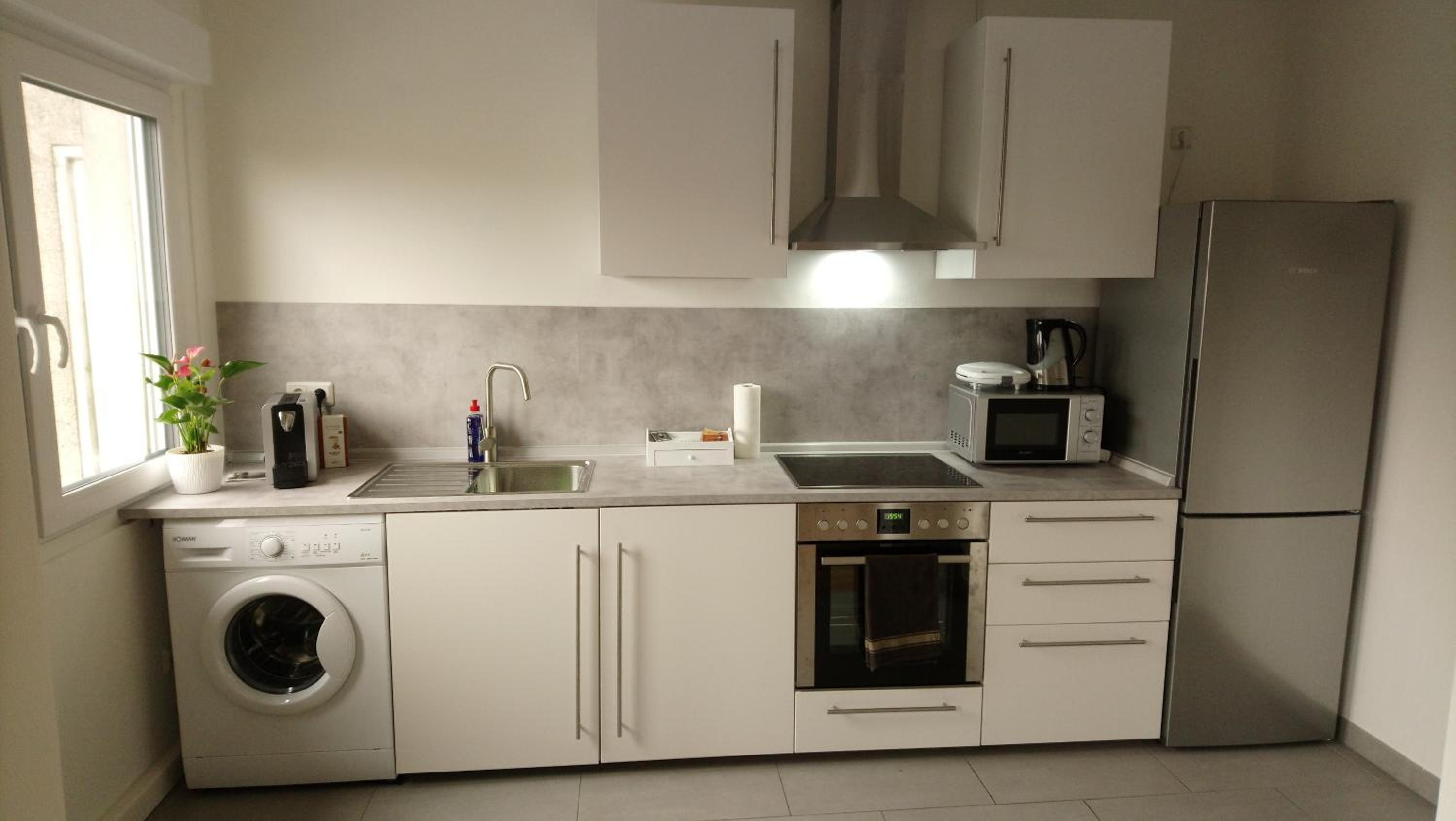 Apartment with Balcony - Photo 4