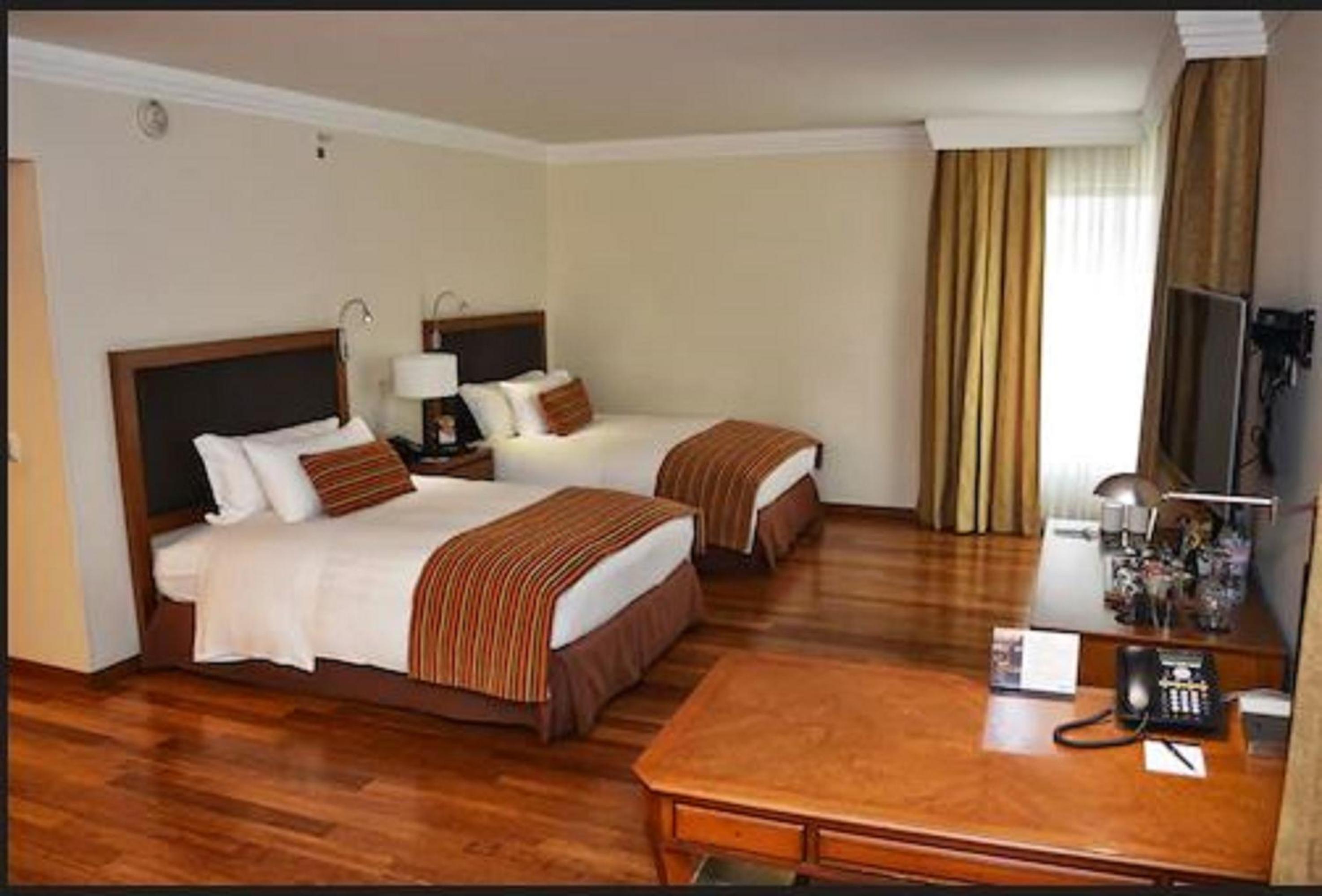 Classic Double Room with Two Double Beds - Photo 4