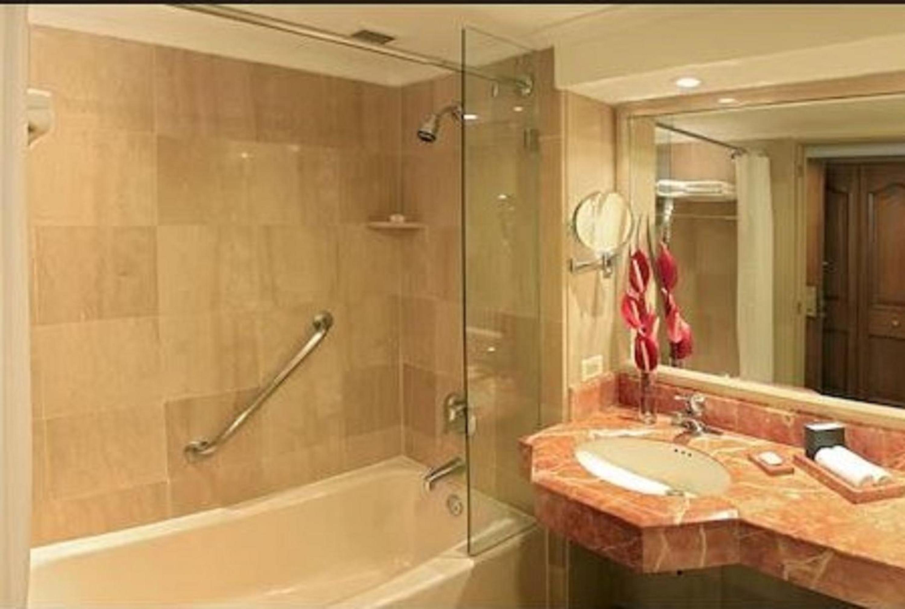Classic Queen Room with Balcony - Photo 2