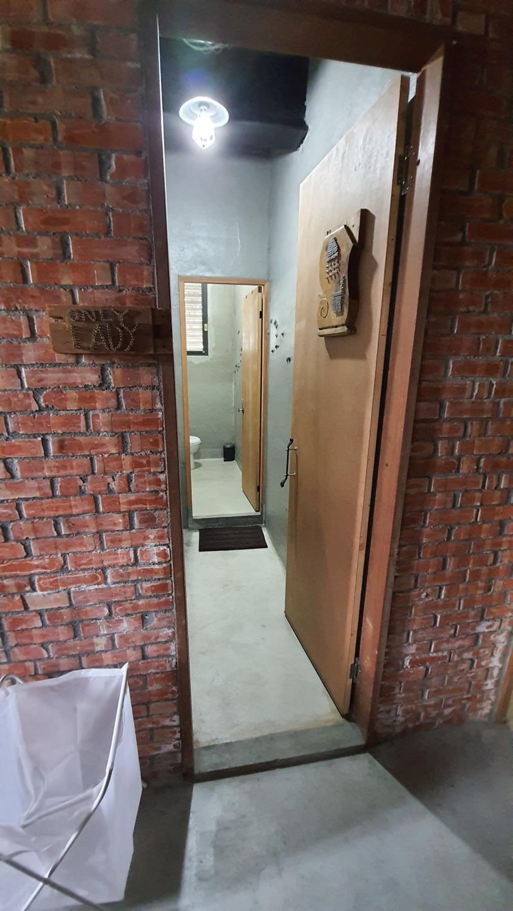 Single Room with Shared Bathroom photo 3