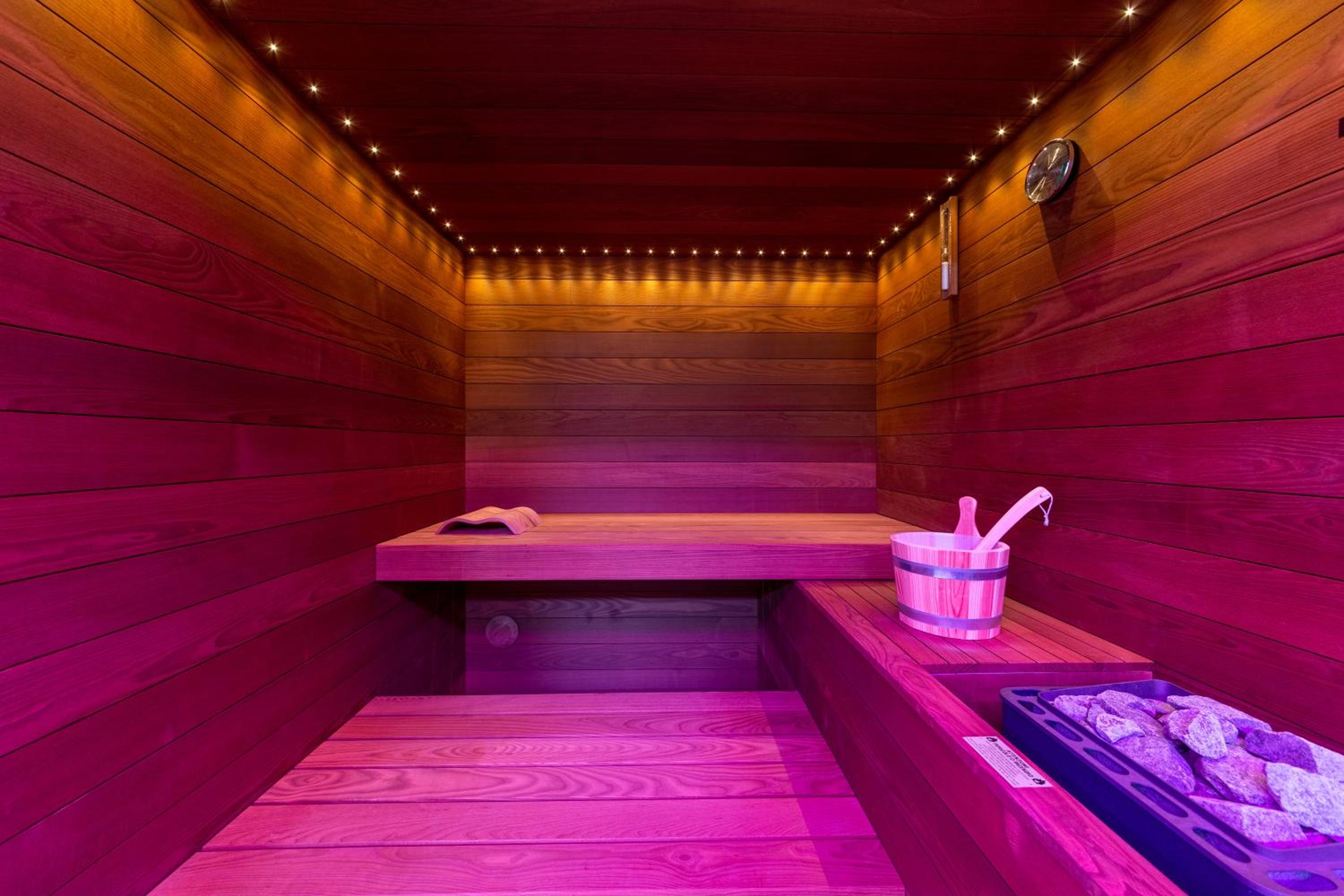 Superior Queen Room with Spa Access - Photo 18