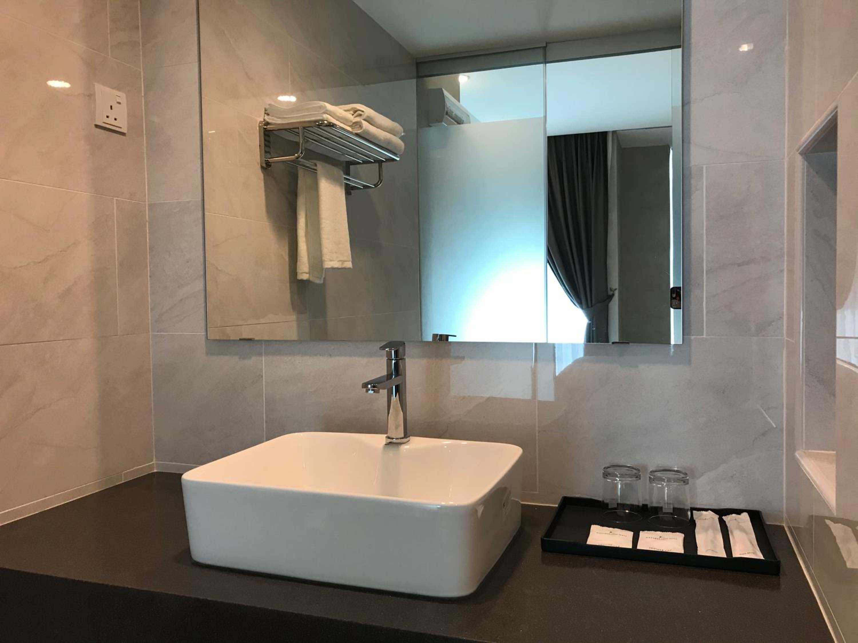 Deluxe King Room - Photo 10