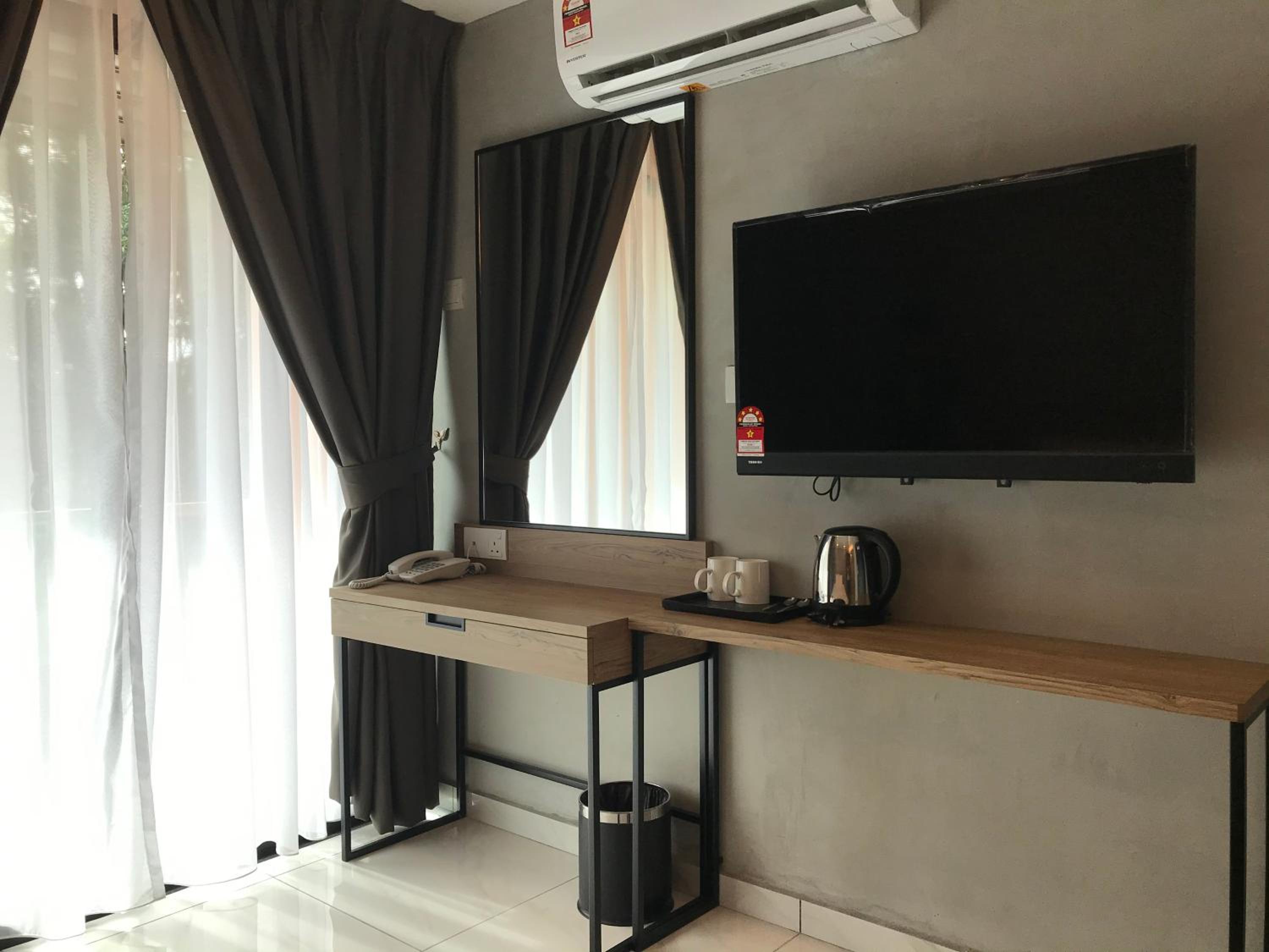 Deluxe King Room - Photo 4