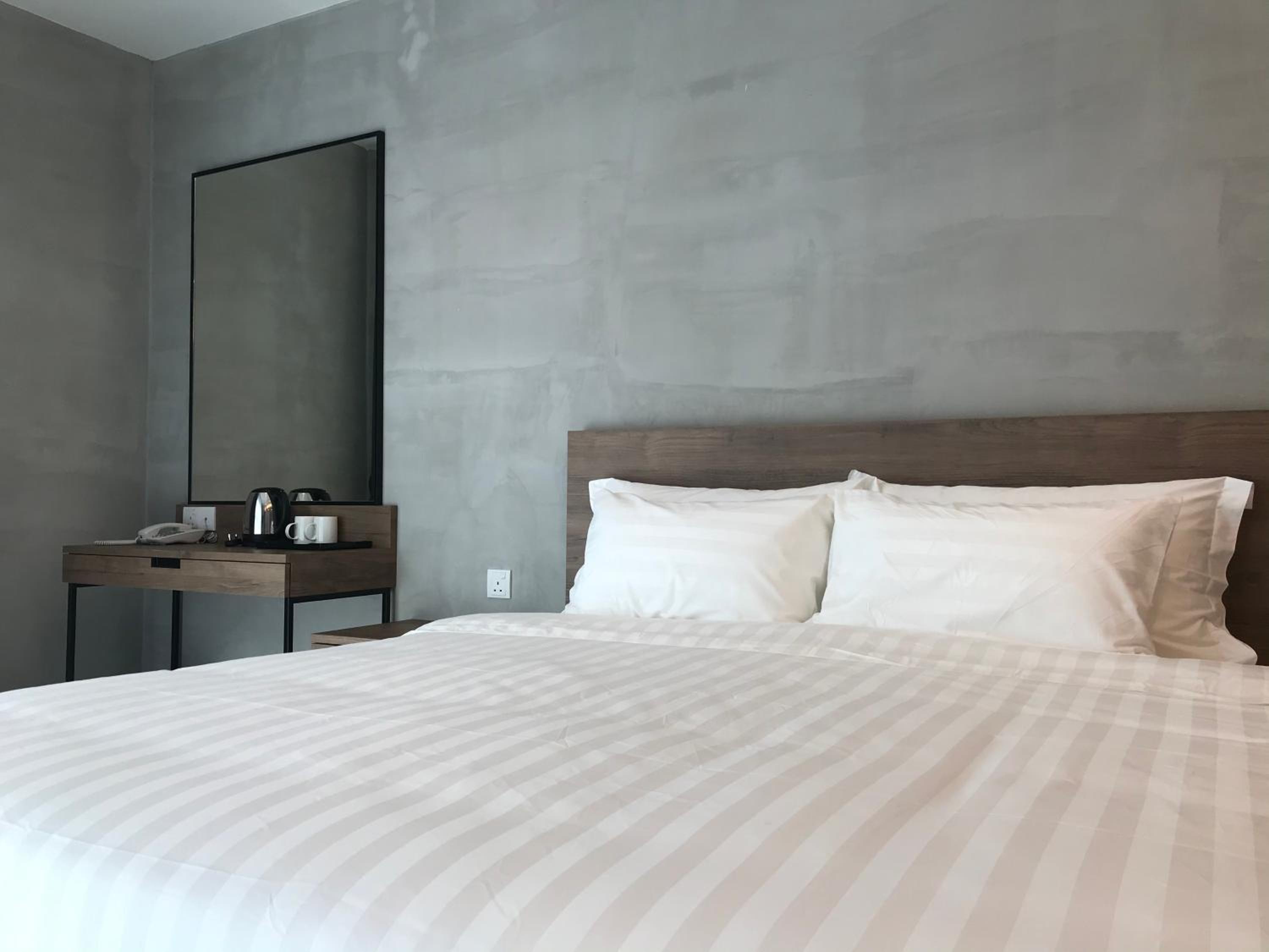 Deluxe King Room - Photo 8