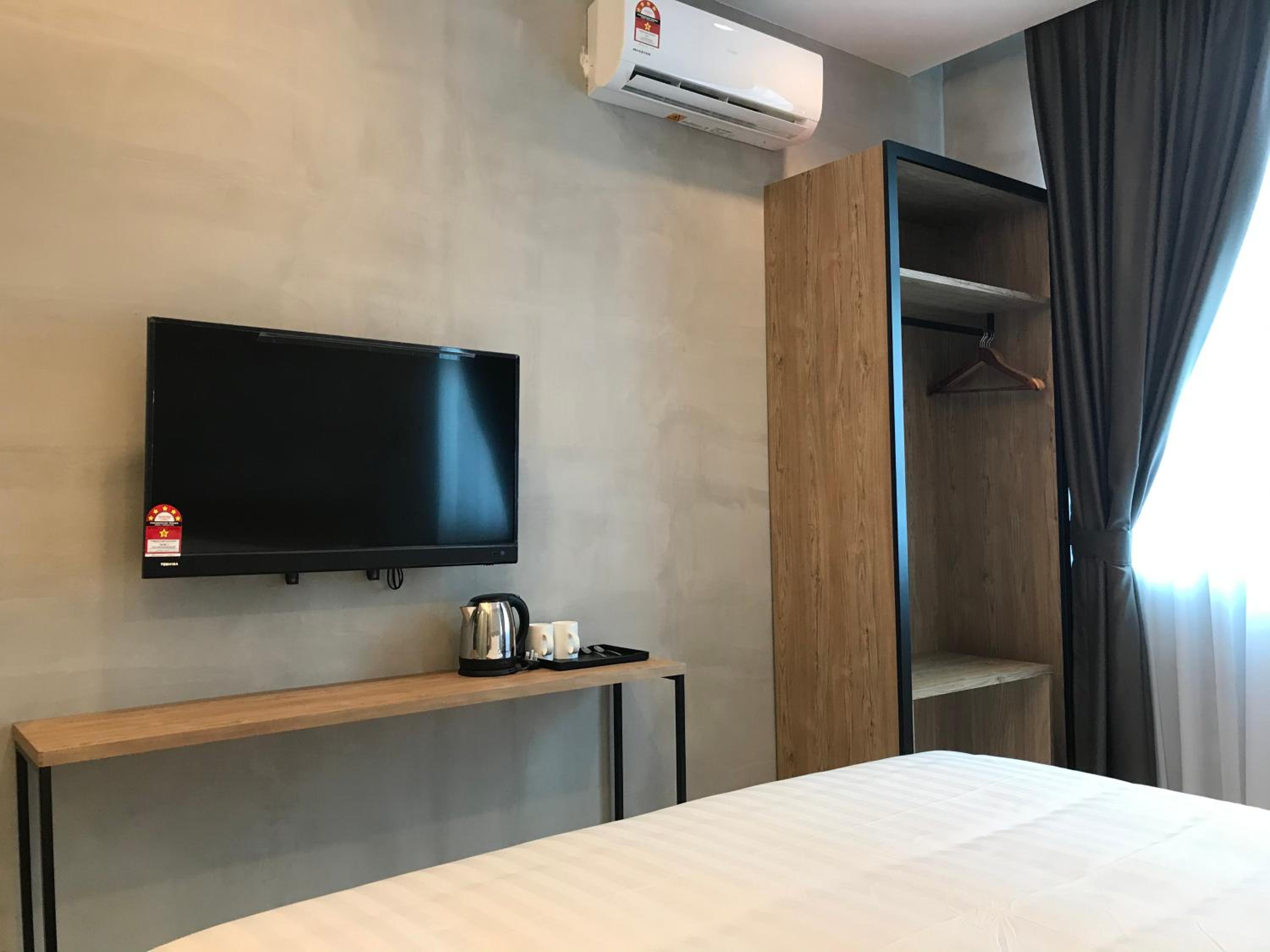 Standard King Room - Photo 8