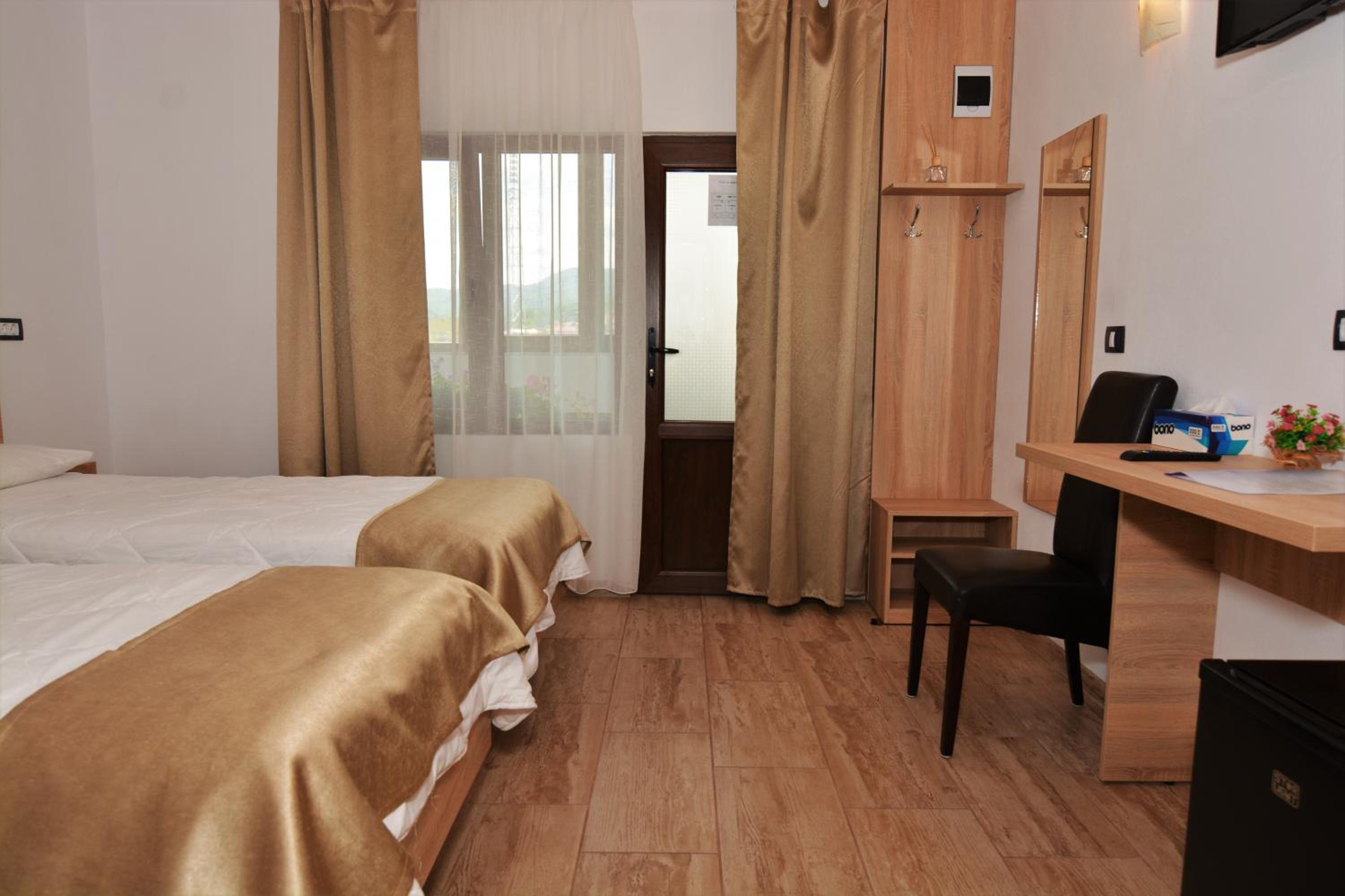 Standard Twin Room with Mountain View photo 2