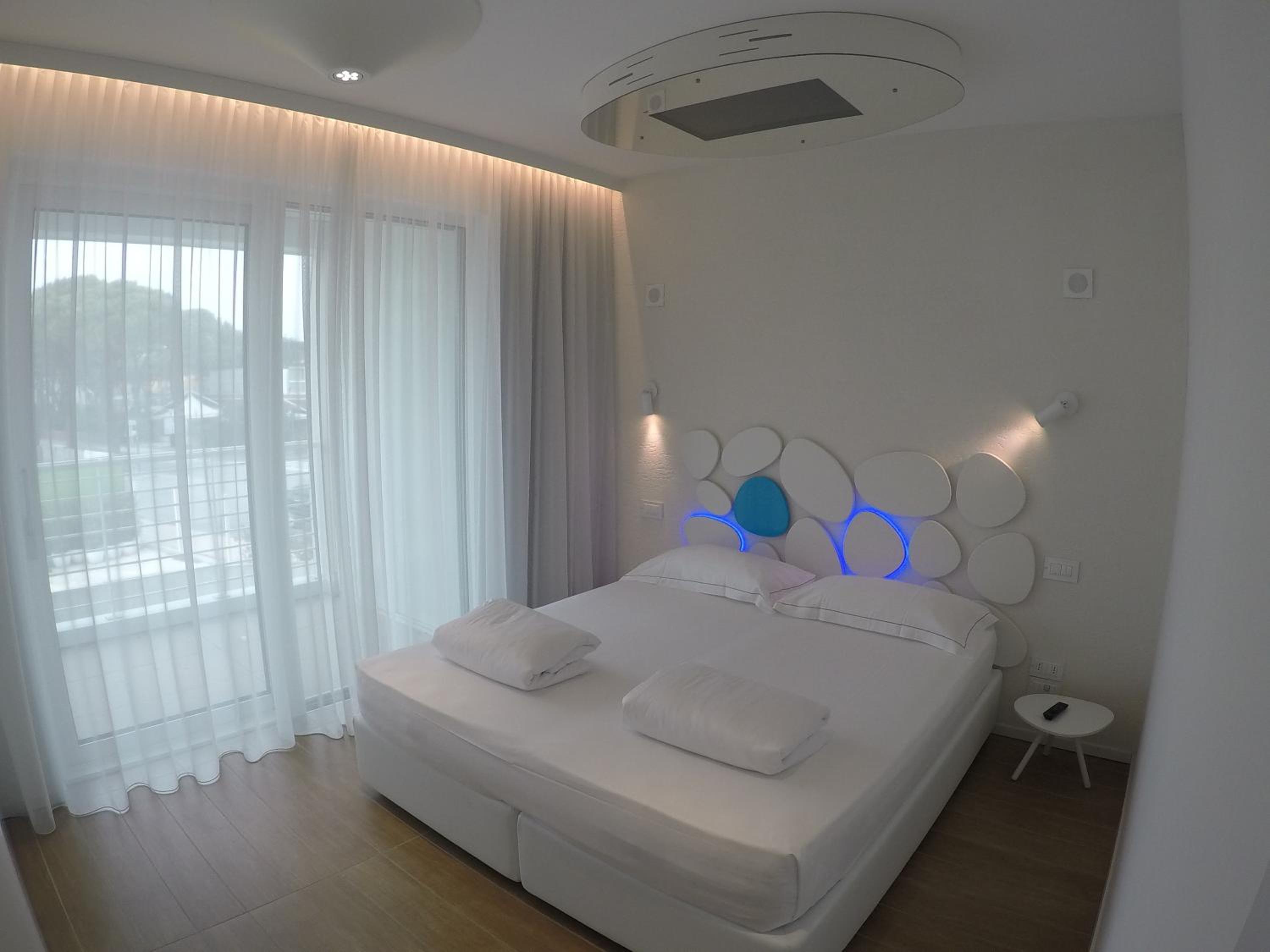 Deluxe One-Bedroom Apartment with Sea View photo 1