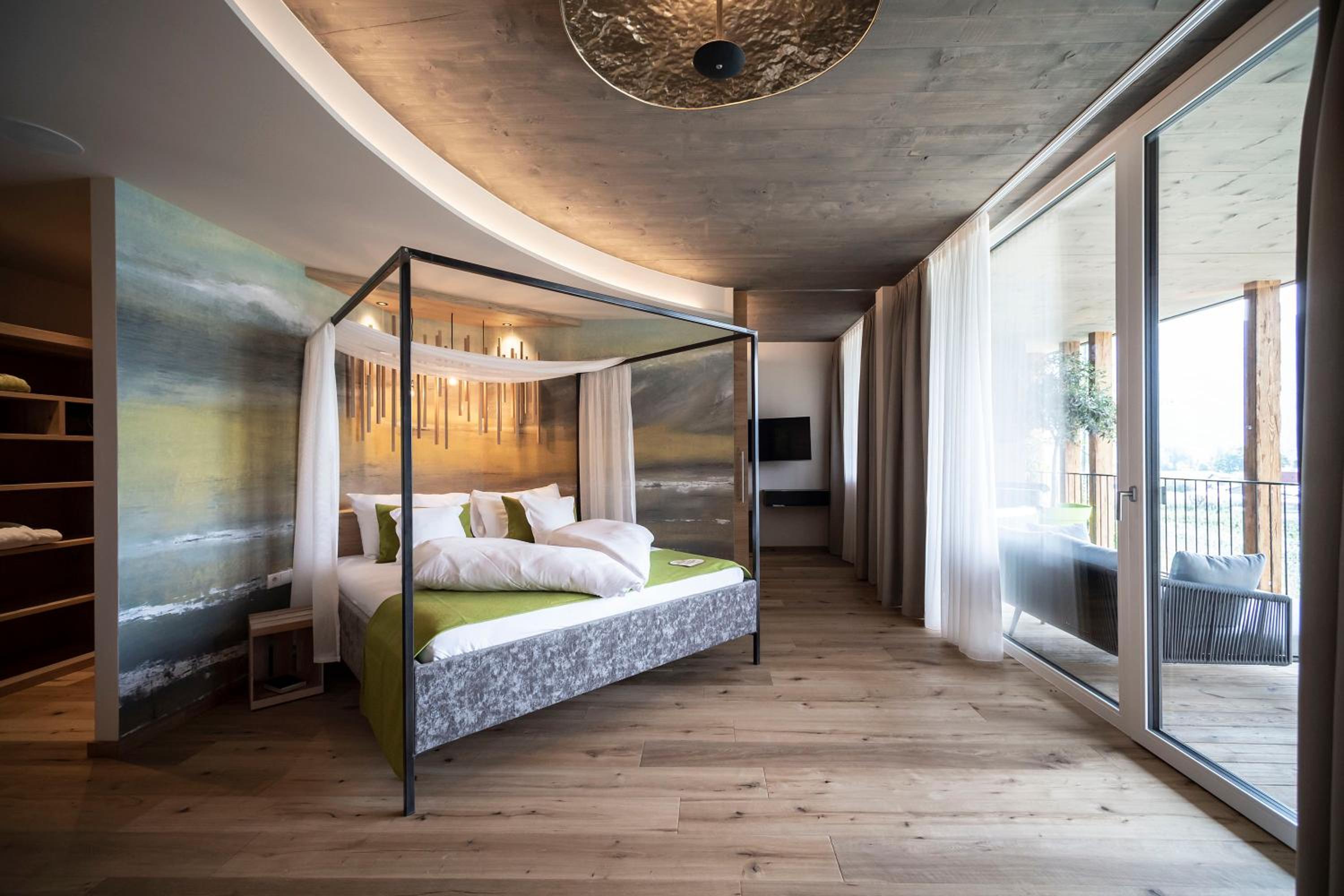 Deluxe Suite with Spa Bath