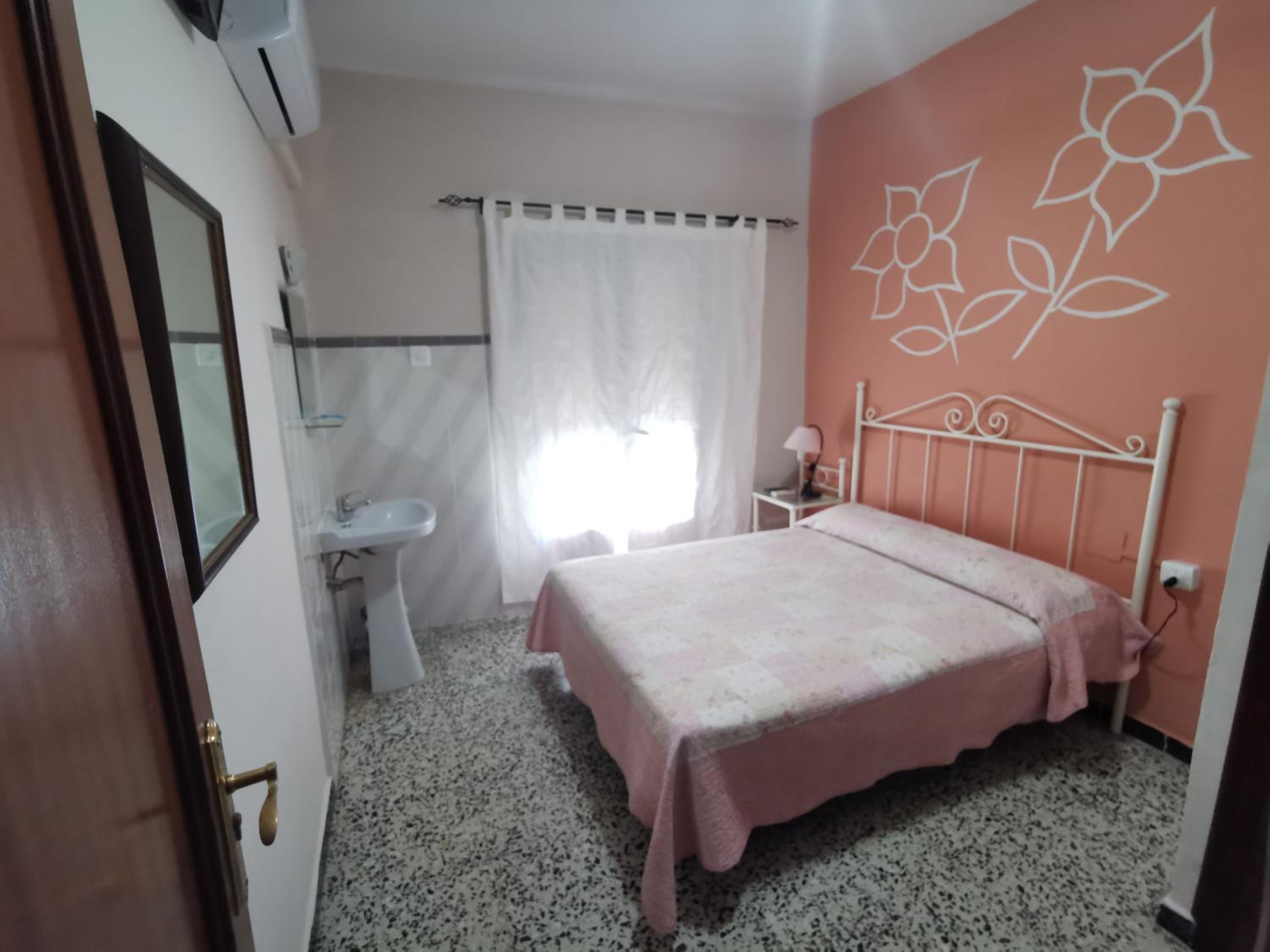 Double Room with Private External Bathroom - Photo 3