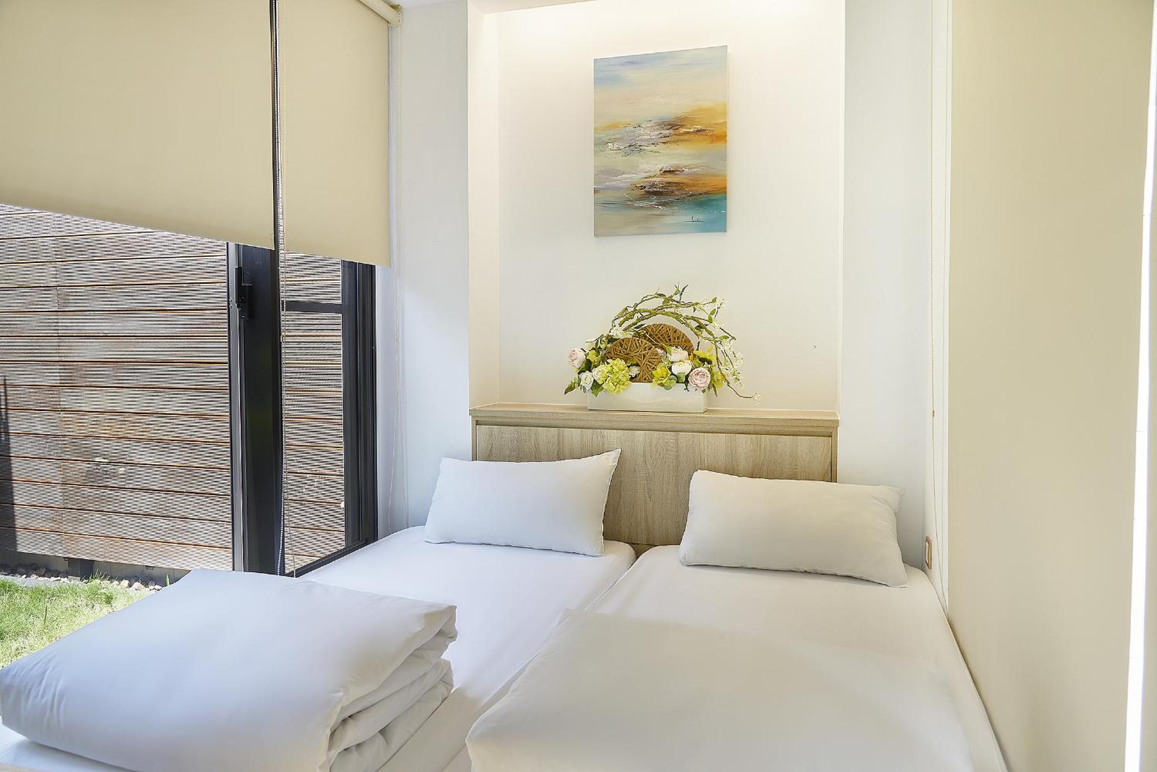 Premium Quadruple Room with Combined 2 Electric Adjustable Single Beds and 2 Futon Bed photo 3