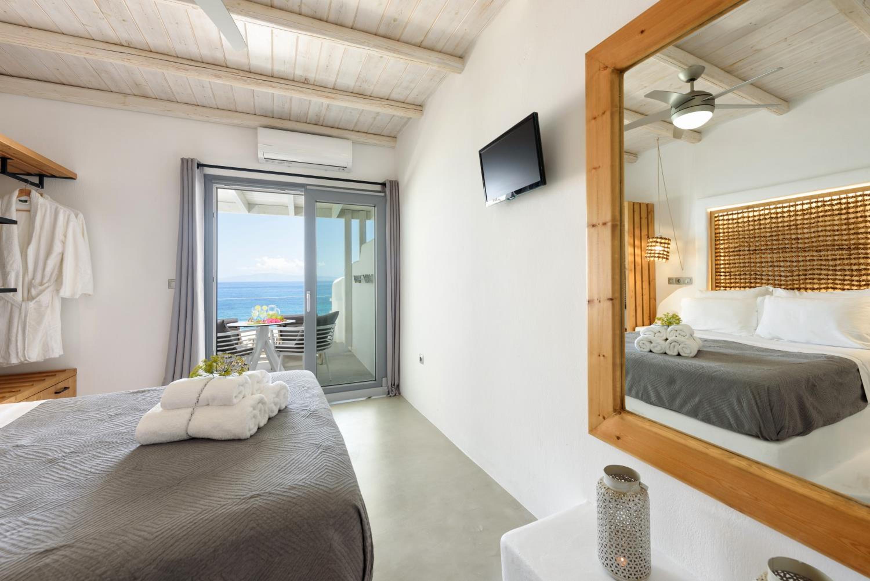 Suite with Sea View (2 Adults) - Photo 25