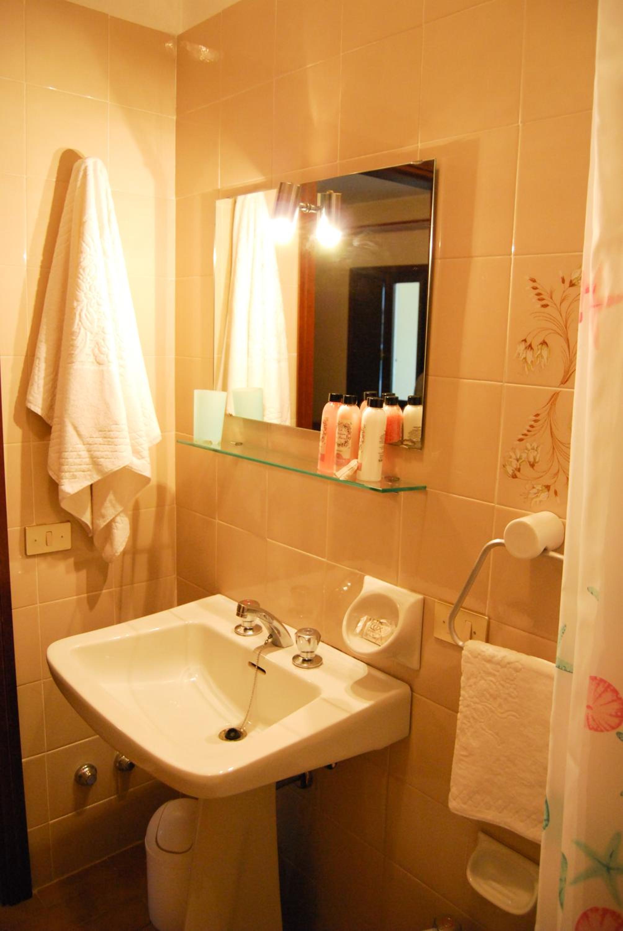 Twin Room - Photo 9
