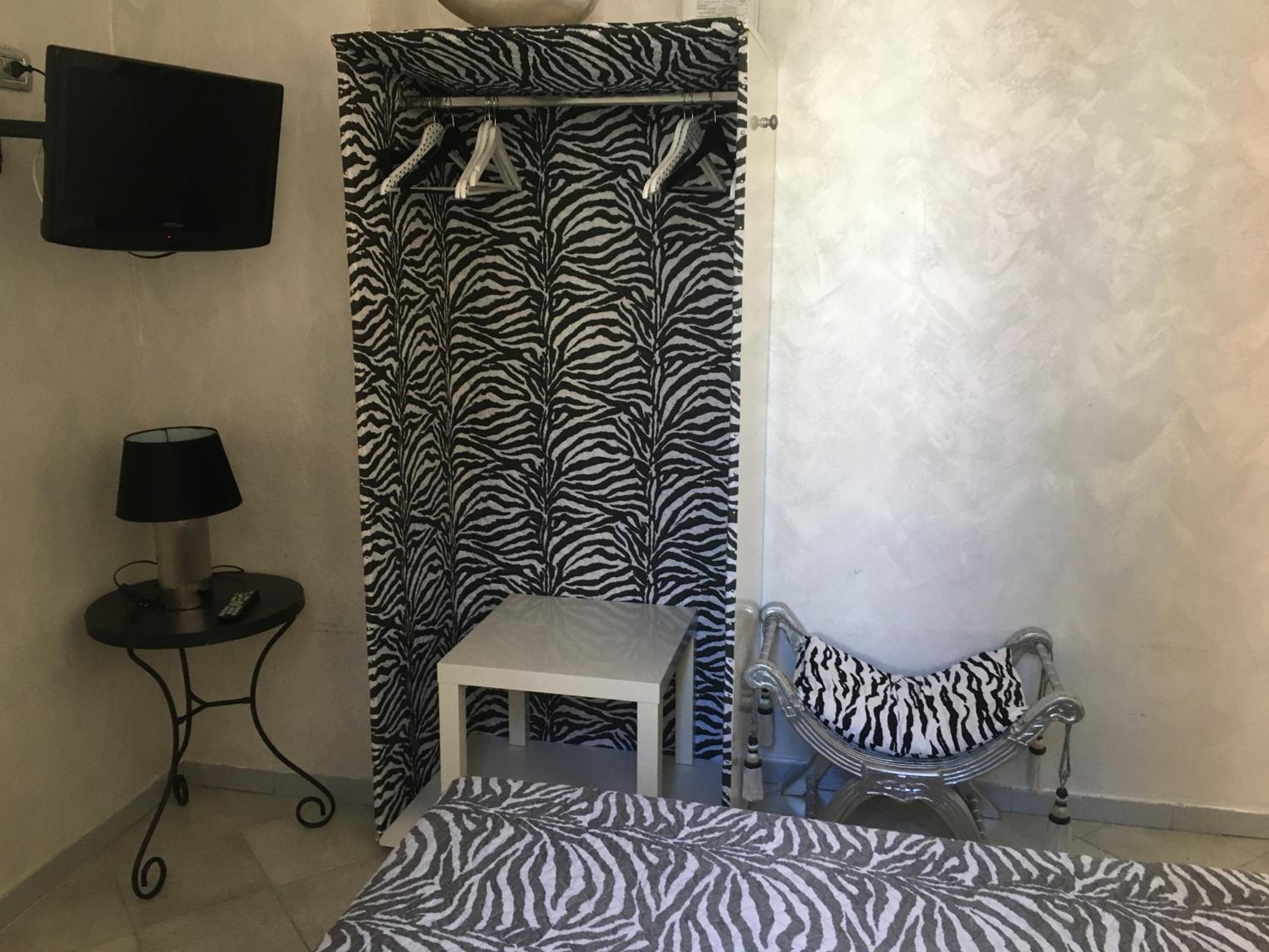 Small Double Room - Photo 2