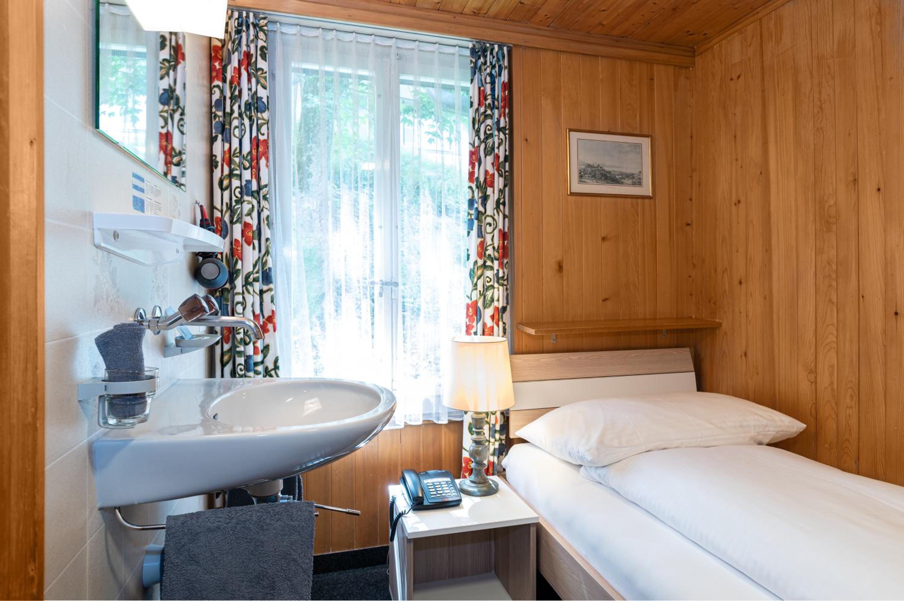 Basic Plus Single Room with Shared Shower and Toilet photo 3