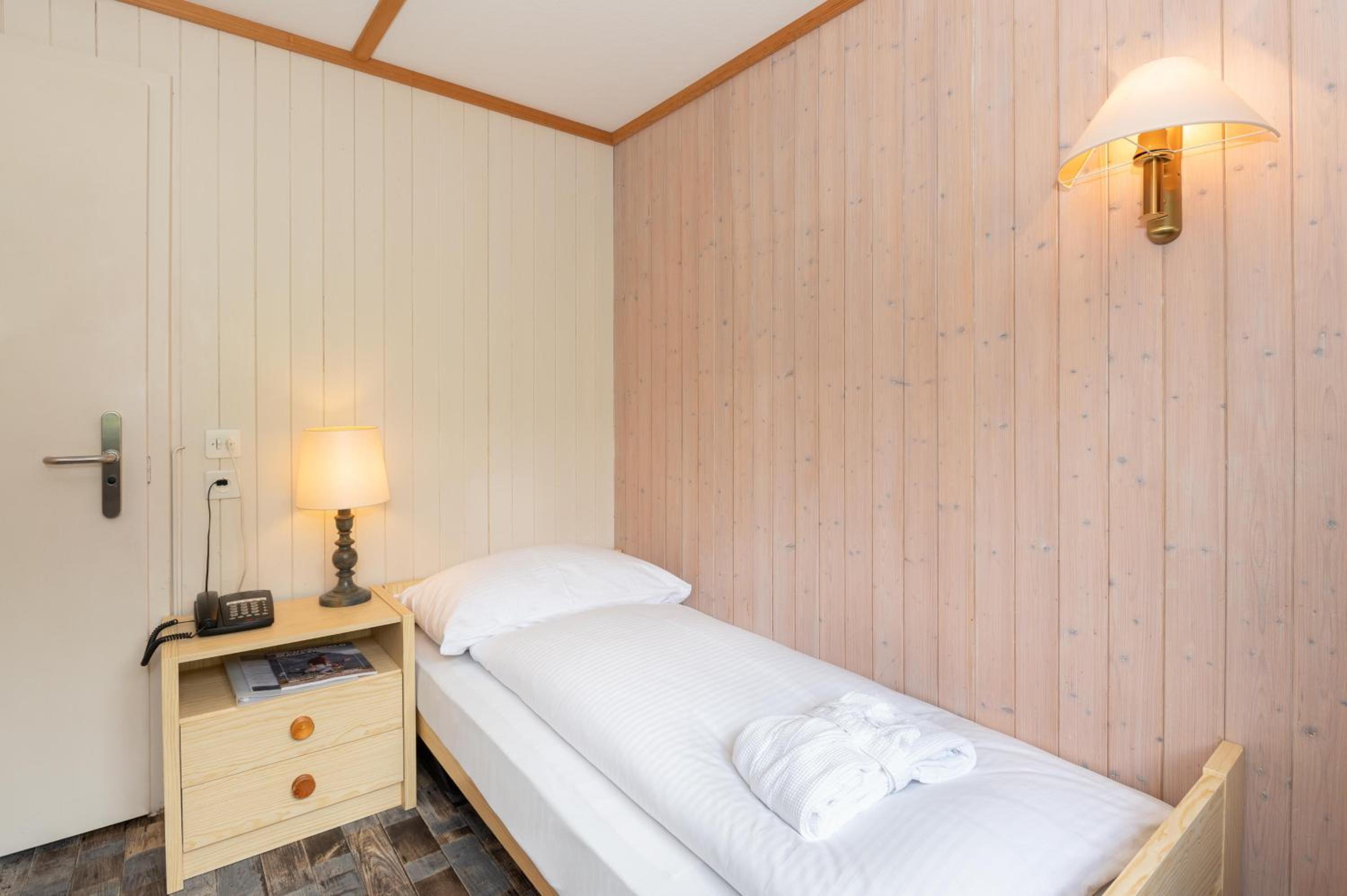 Basic Plus Single Room with Shared Shower and Toilet photo 2