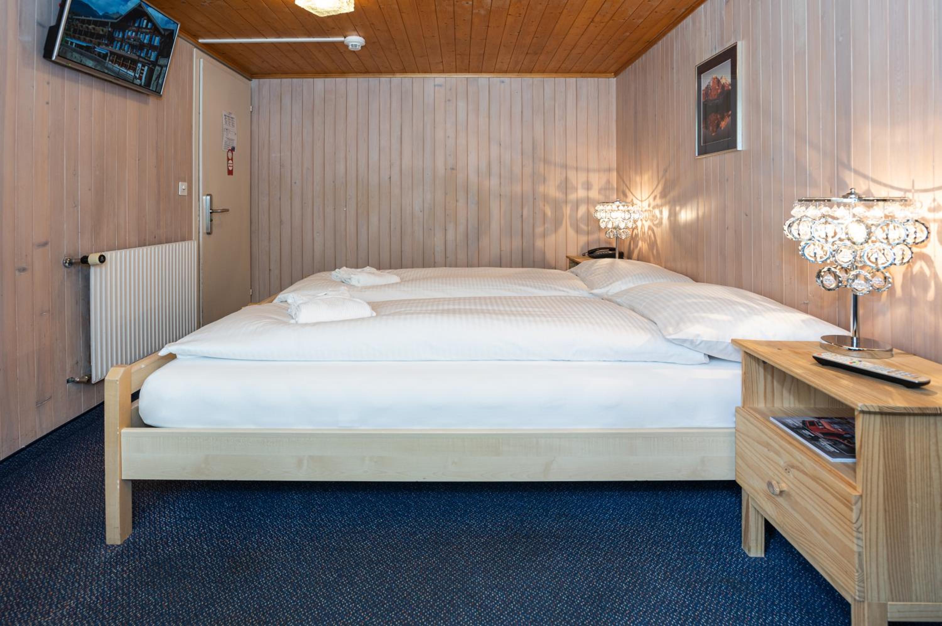 Basic Plus Double or Twin Room with Shared Bathroom photo 2