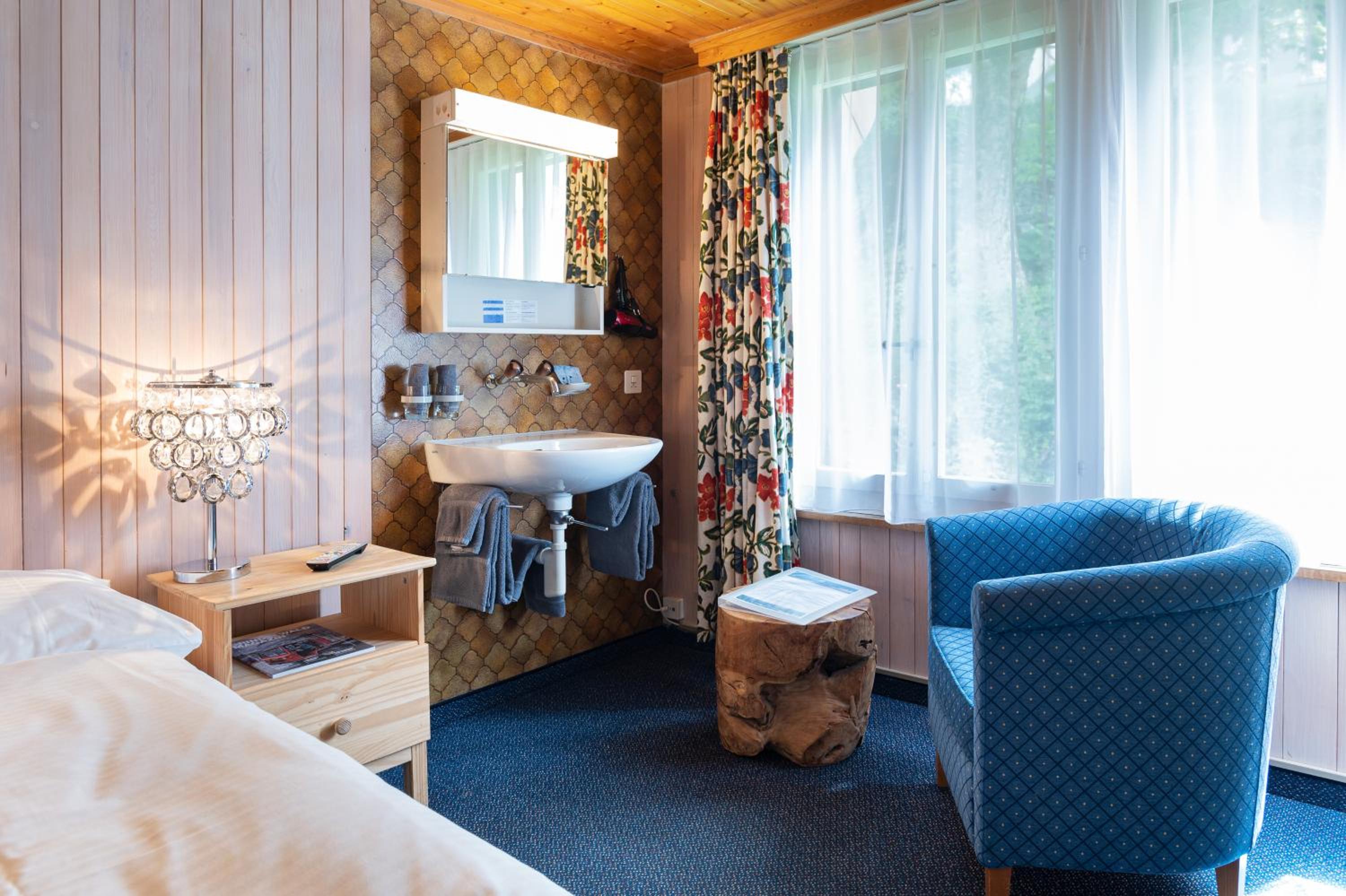 Basic Plus Double or Twin Room with Shared Bathroom photo 3