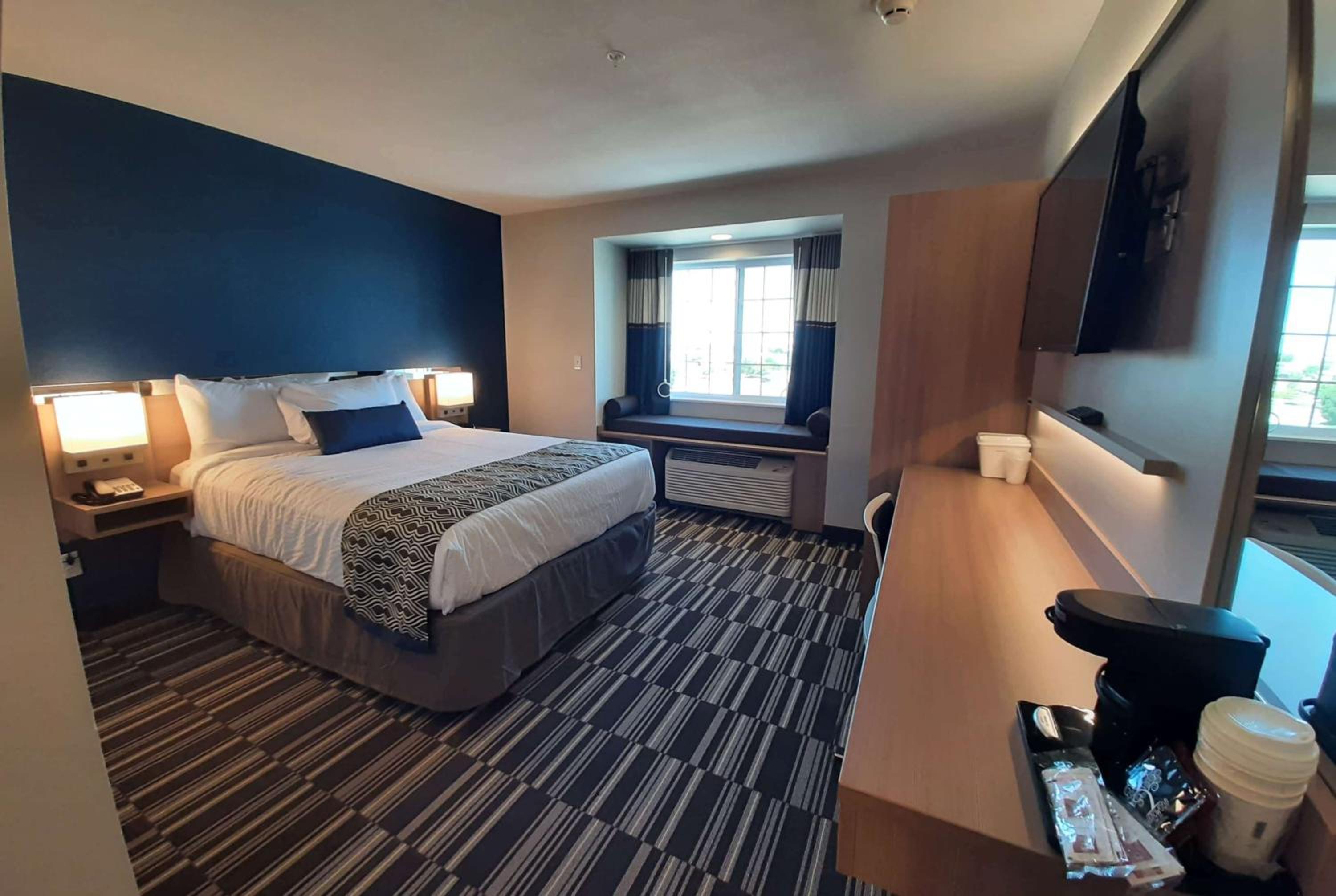 Queen Room with One Queen Bed - East View - Non-Smoking - Photo 4