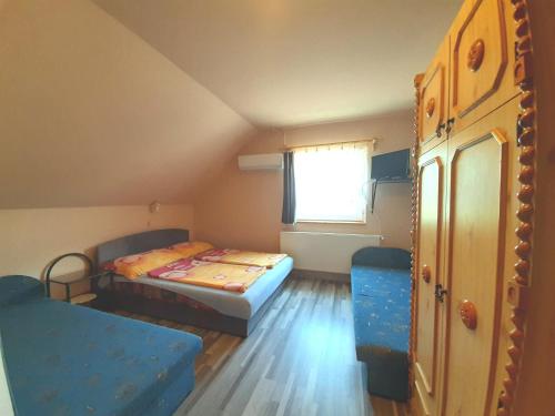 Quadruple Room with Private Bathroom photo 2