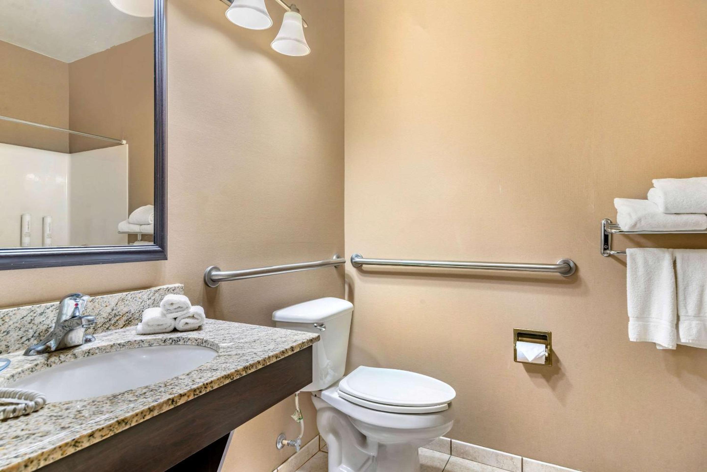 King Suite - Non-Smoking photo 2