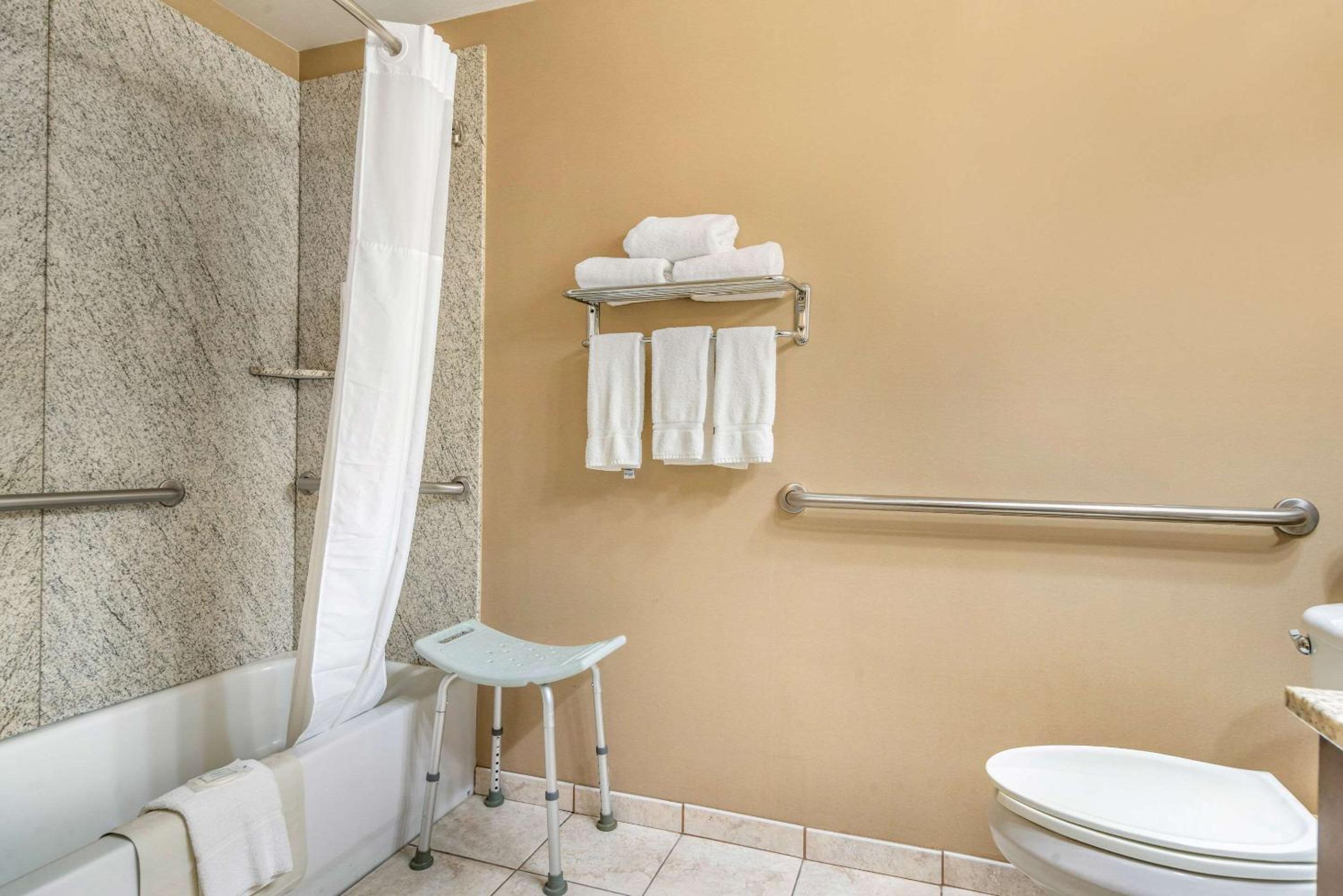 King Room with Bathtub - Accessible/Non-Smoking photo 2