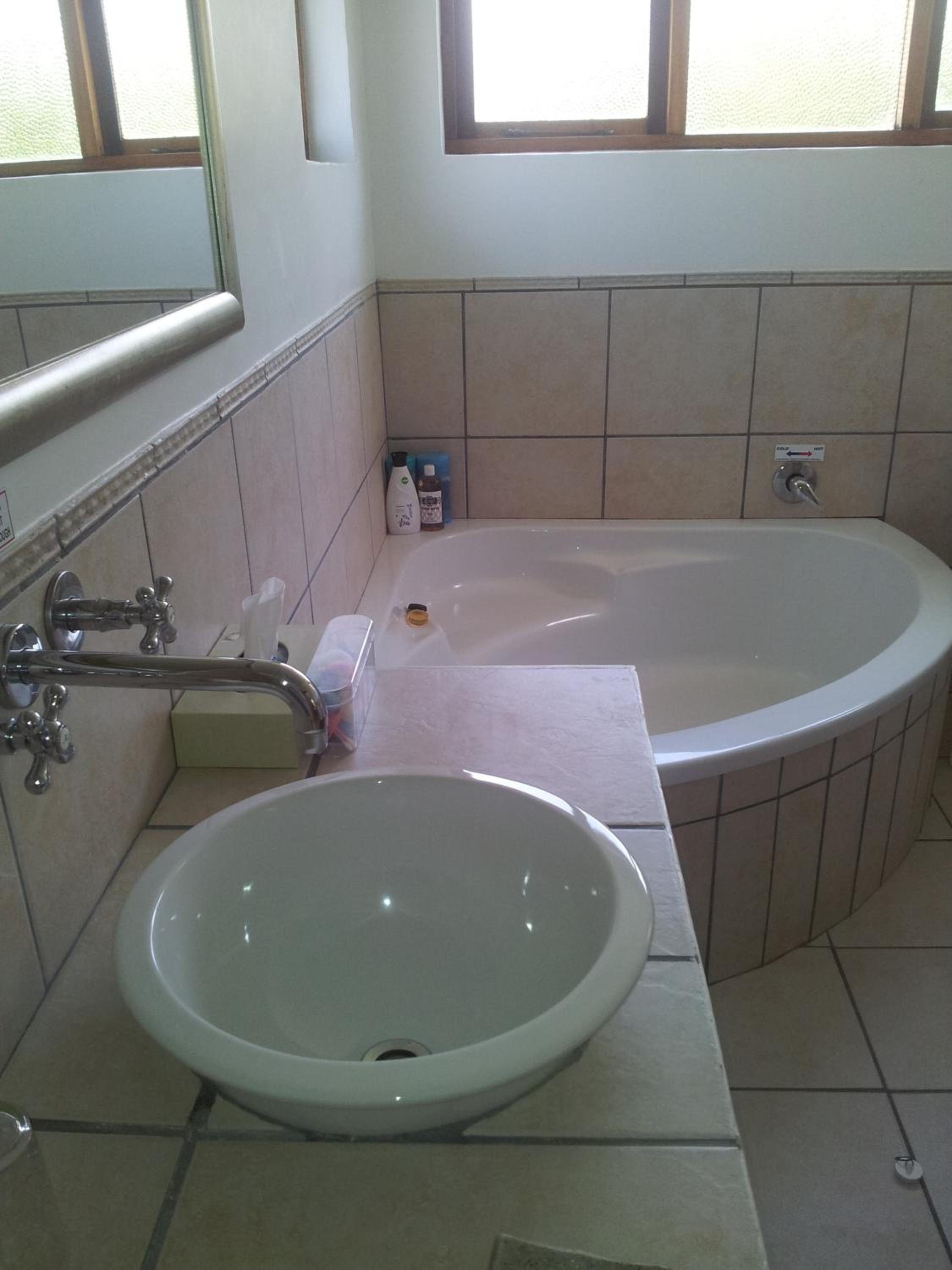 King or Twin Room with Bath or Shower - Photo 3