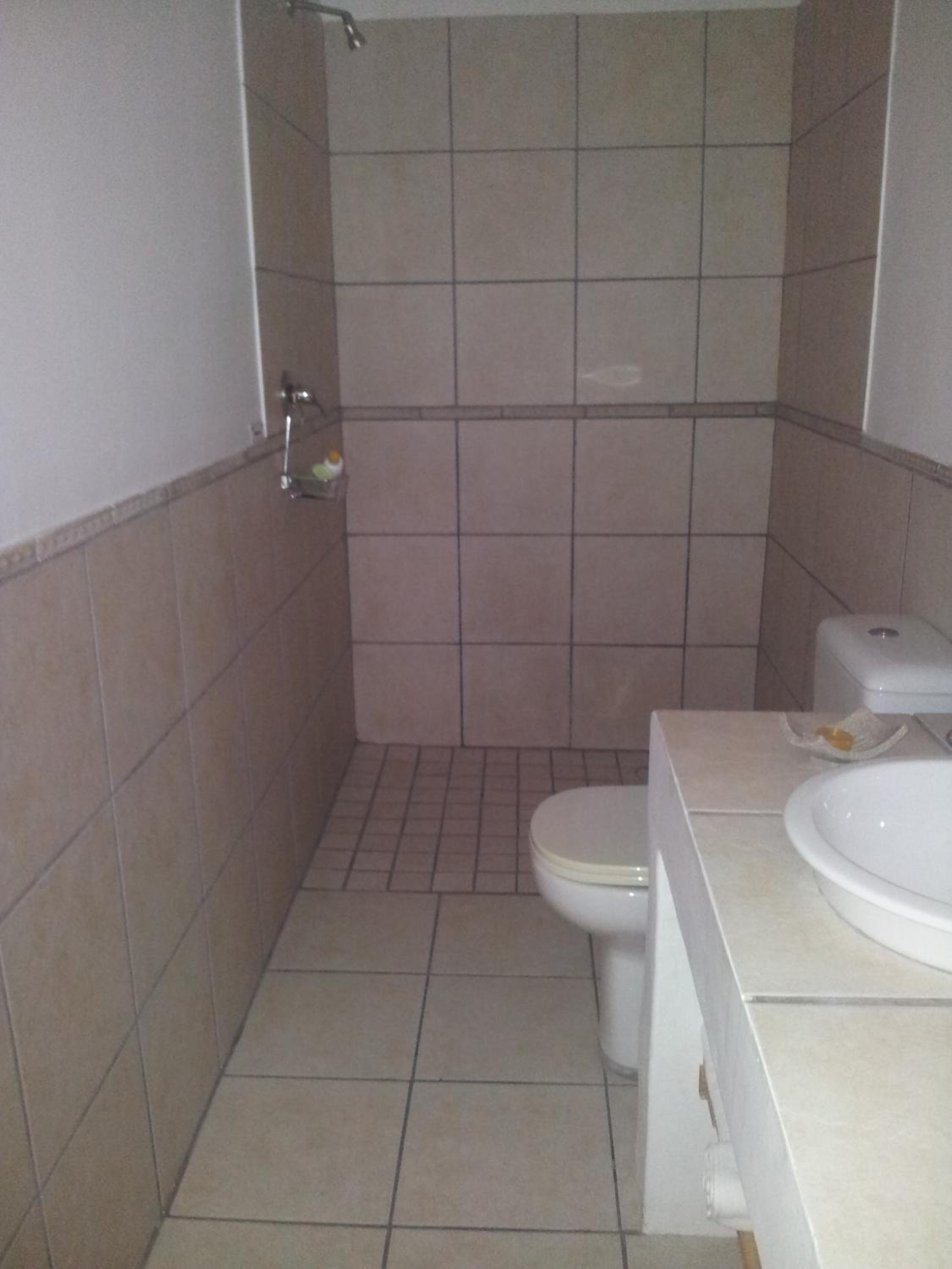 King or Twin Room with Bath or Shower - Photo 4