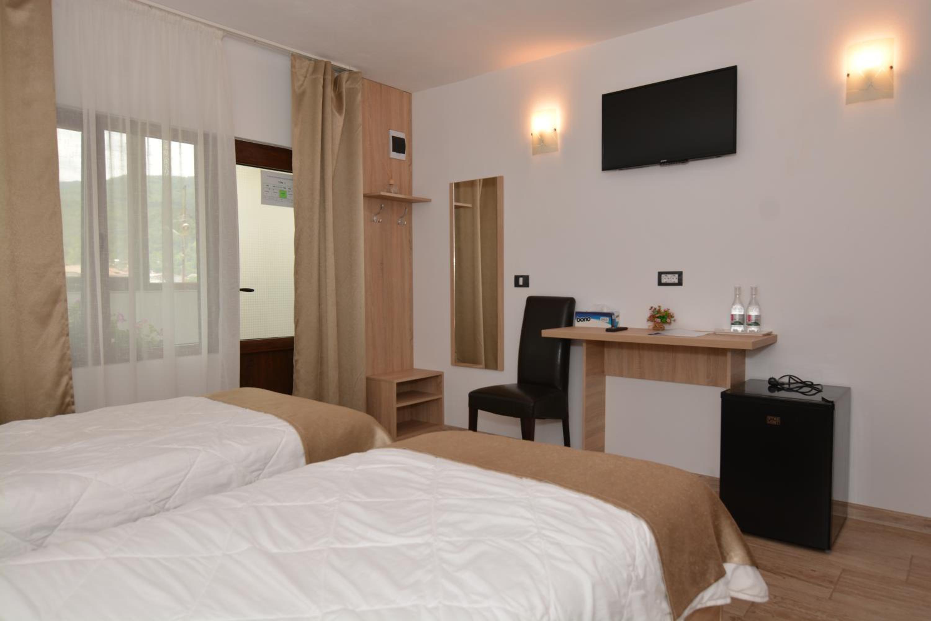 Standard Twin Room with Mountain View photo 1