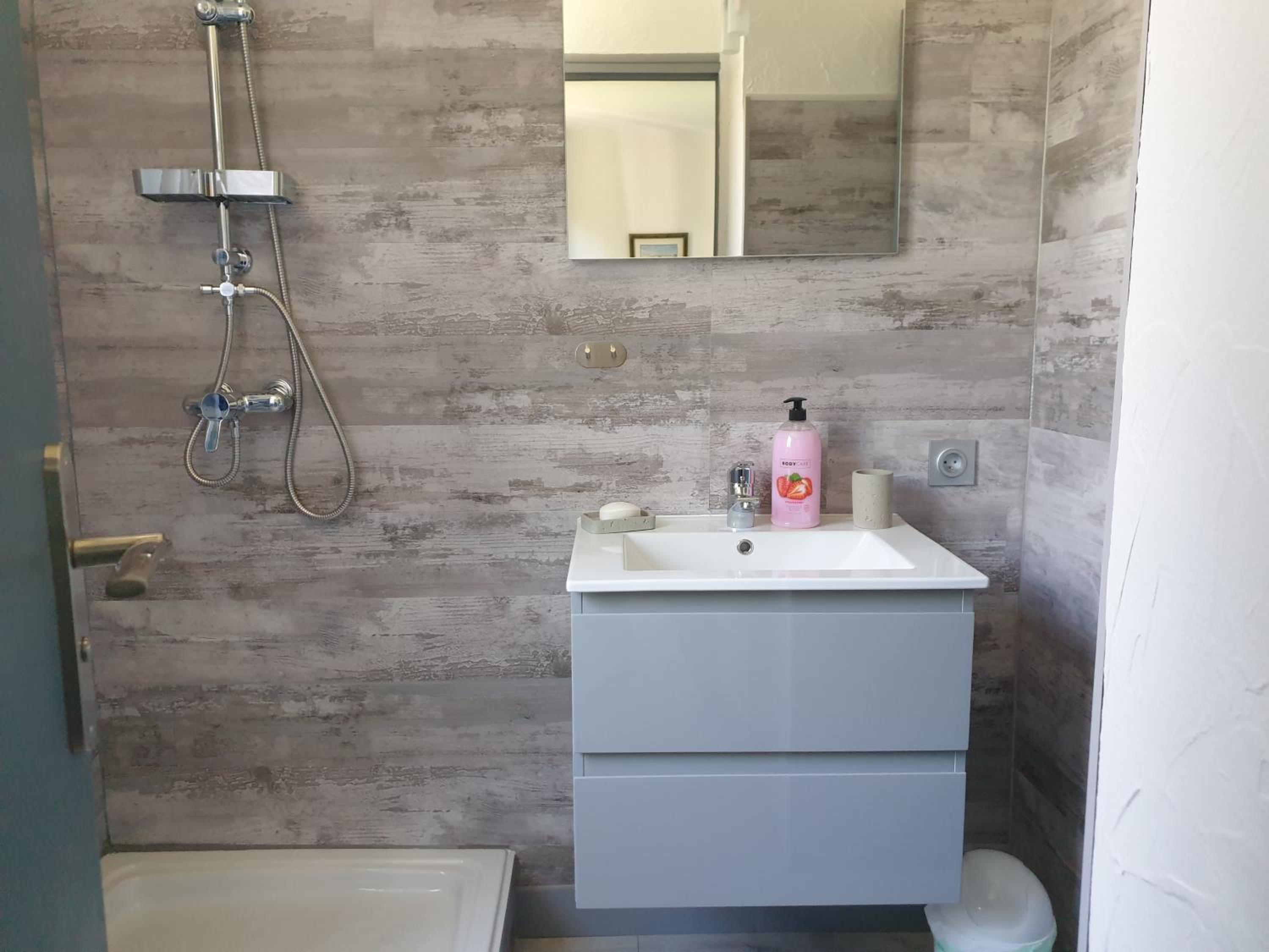 Double Room with Private Bathroom - Photo 2
