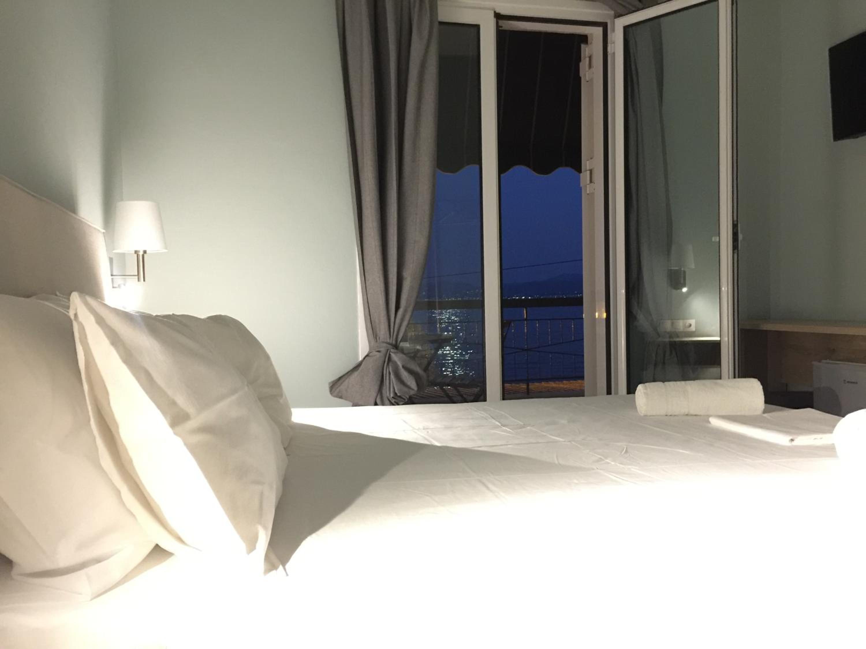 Deluxe Double Room with Balcony and Sea View photo 3