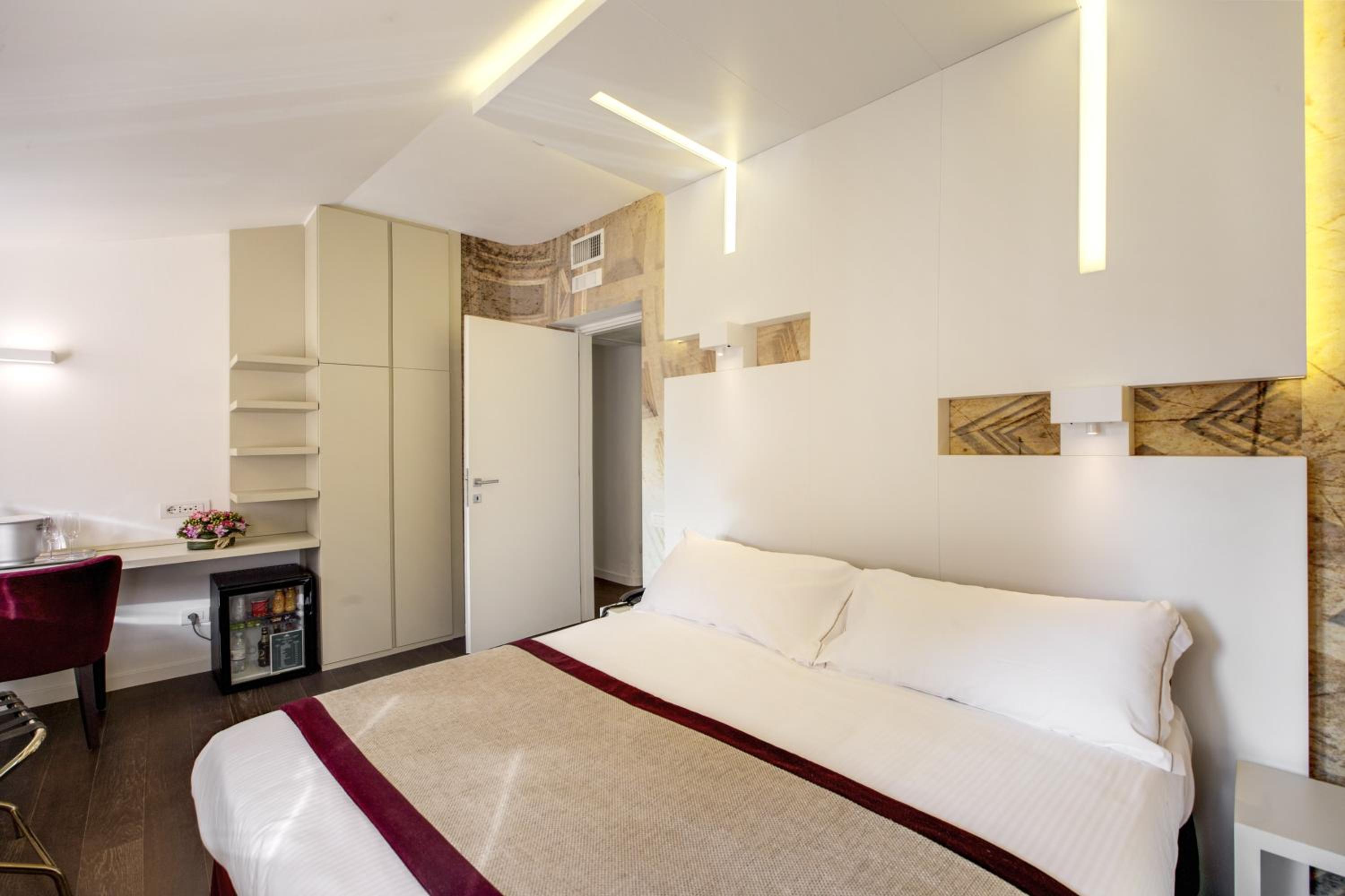 Junior Suite with Pantheon View