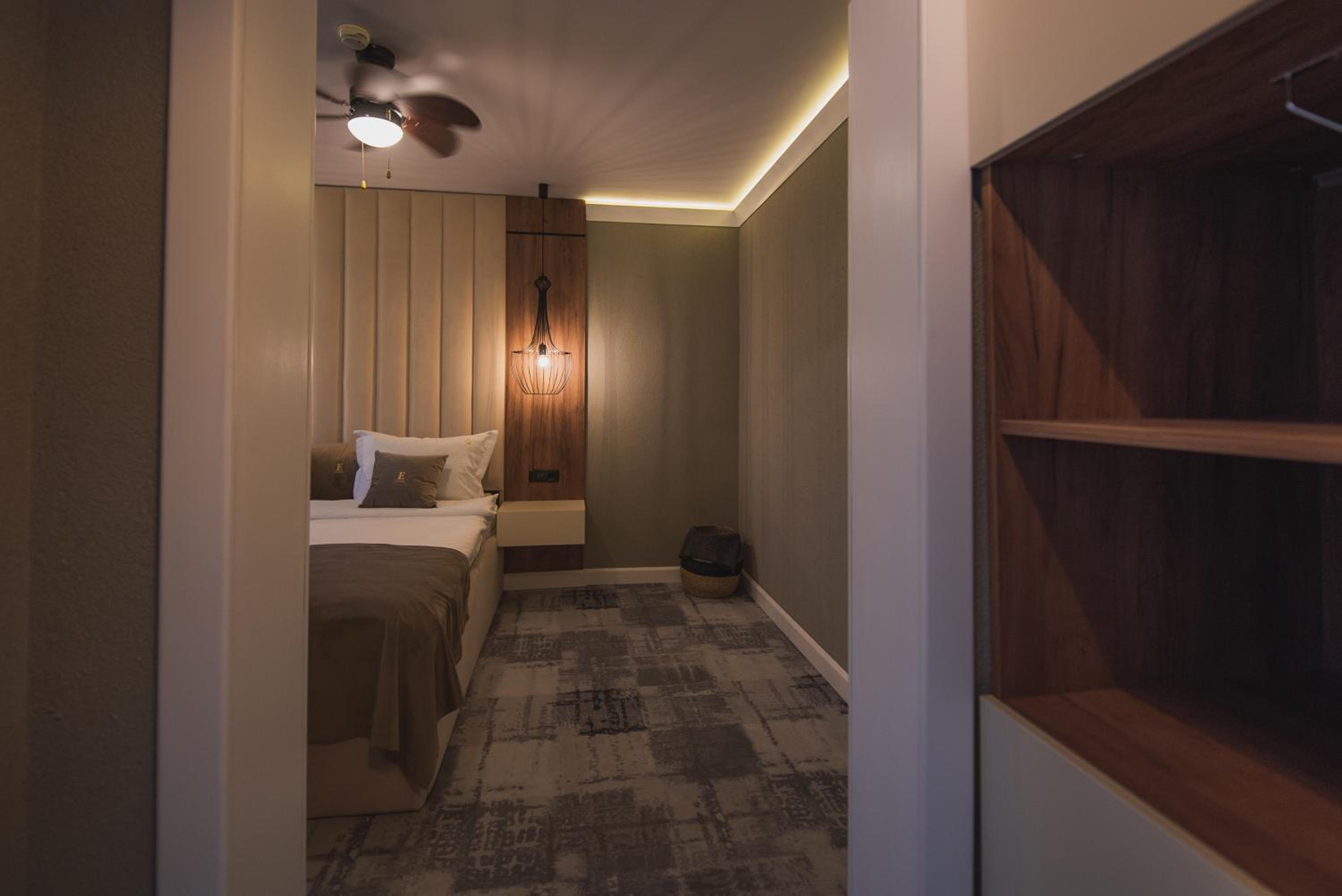 Standard Double Room - Photo 13
