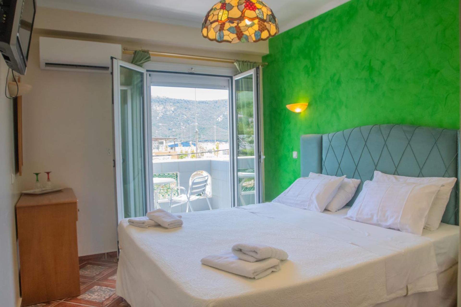 Queen Room with Balcony - Photo 8
