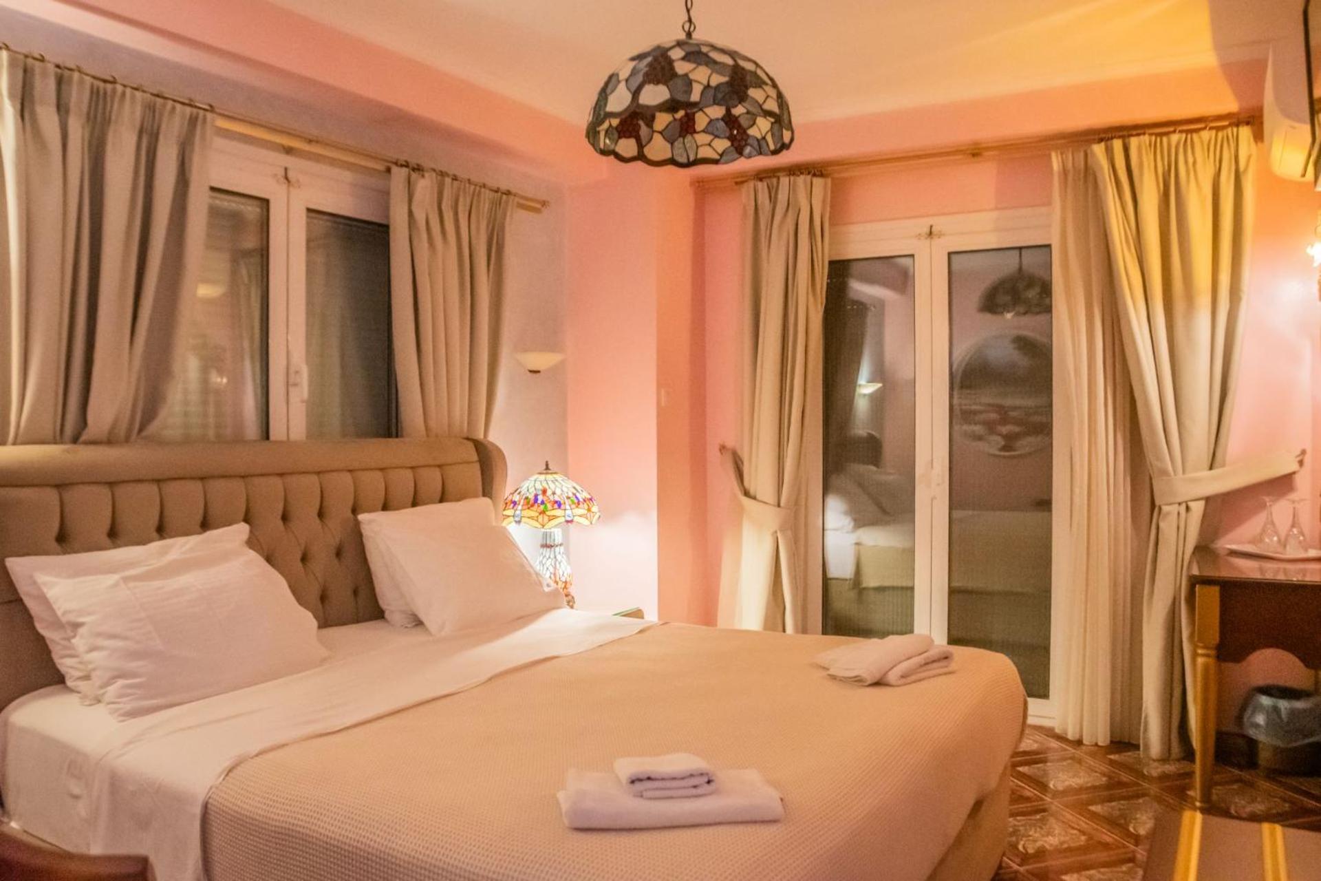 Queen Room with Balcony - Photo 5